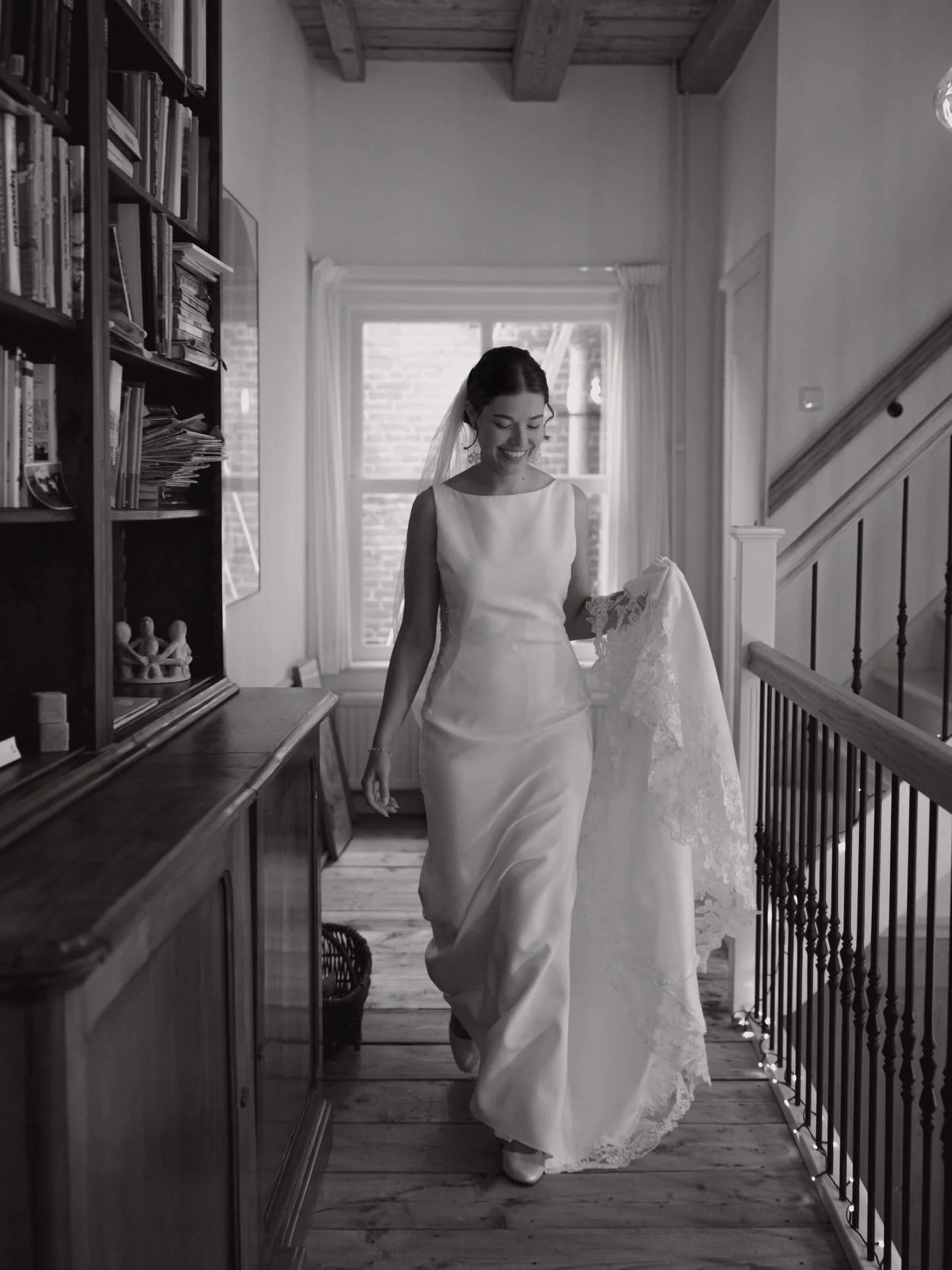 Daar loop je dan&hellip; stap voor stap dichter naar hem toe.

Duizend gedachten schieten door je hoofd. Hoe zal hij eruitzien? Al heb je stiekem al honderd keer in je hoofd gezien hoe hij in zijn pak zal staan. Je voelt zijn zenuwen&hellip; maar ook