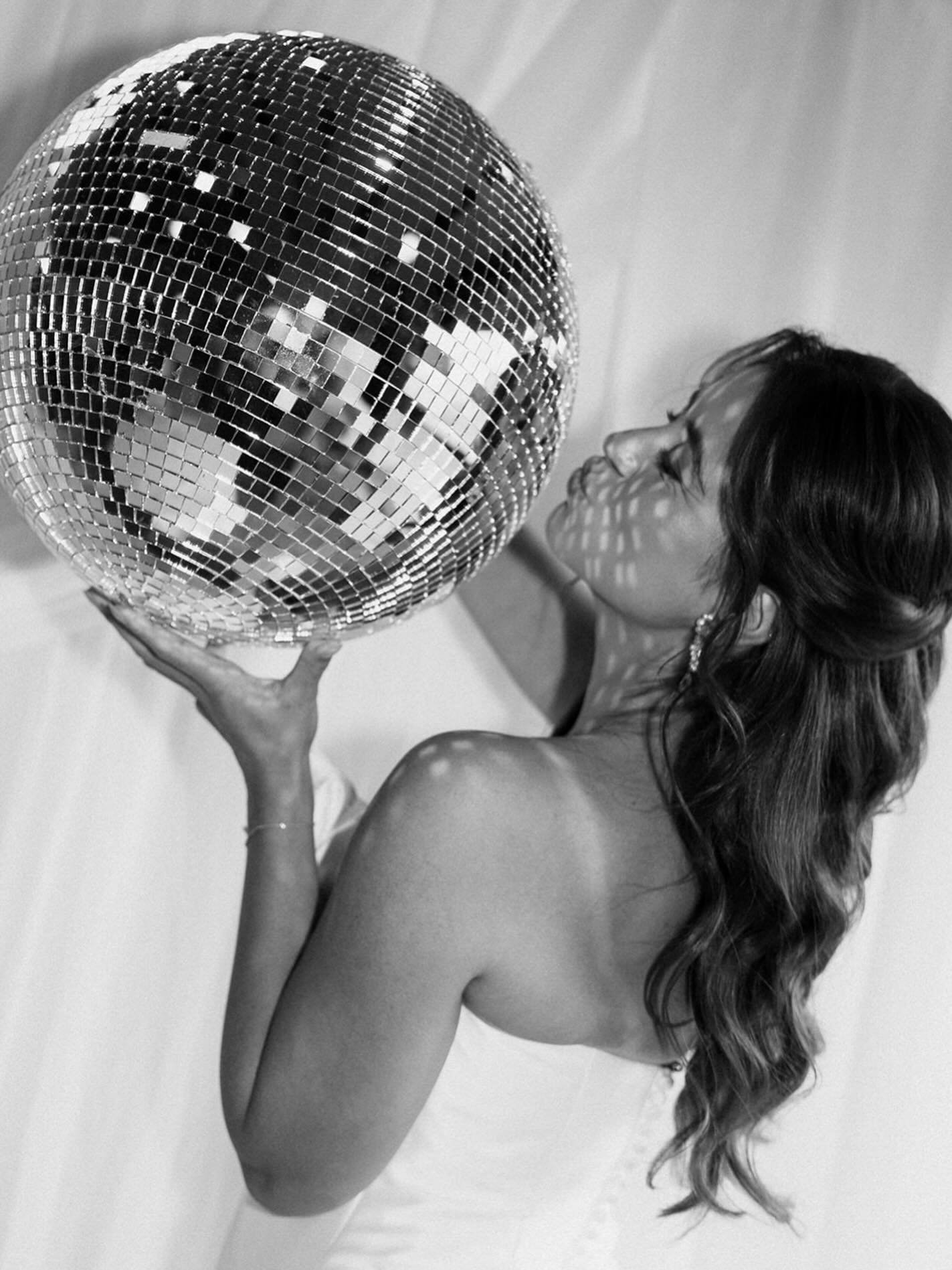 Overweldigend

Vorige maand zat ik nog even in een dip.
Zo&rsquo;n moment waarop er veel tegelijk speelt en je even pas op de plaats maakt.

En nu?

Nu zit ik hier met een grote glimlach.
Want wauw&hellip; wat heb ik veel lieve reacties gekregen op m