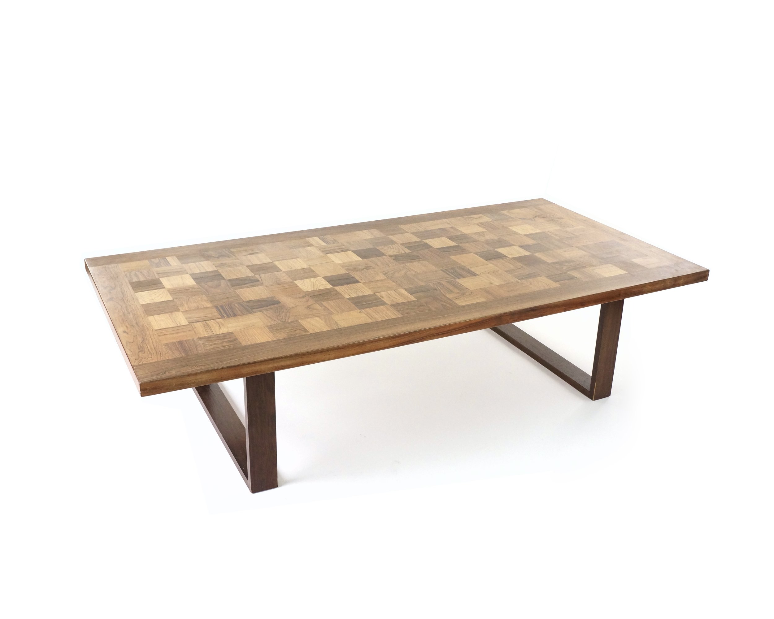 A MID-CENTURY DANISH ROSEWOOD COFFEE TABLE