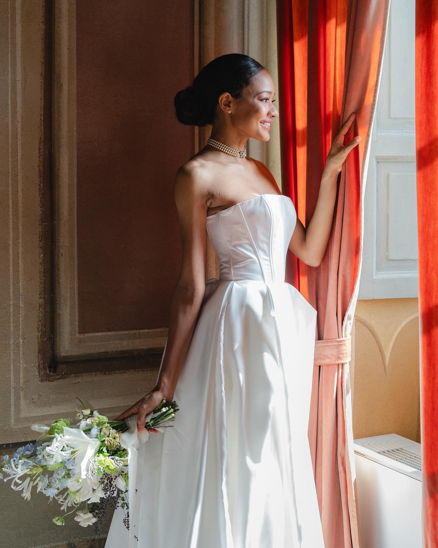 Some timeless bridal portraits for Kayra 🤍 We love how the heavy sutton dress matches the romantic Italian venue.

&mdash;

videography: @liveproduction_official
styling: @anna_torno_style
bridal gowns: @tinavalerdi_official
tuxedos: @carlopignatell