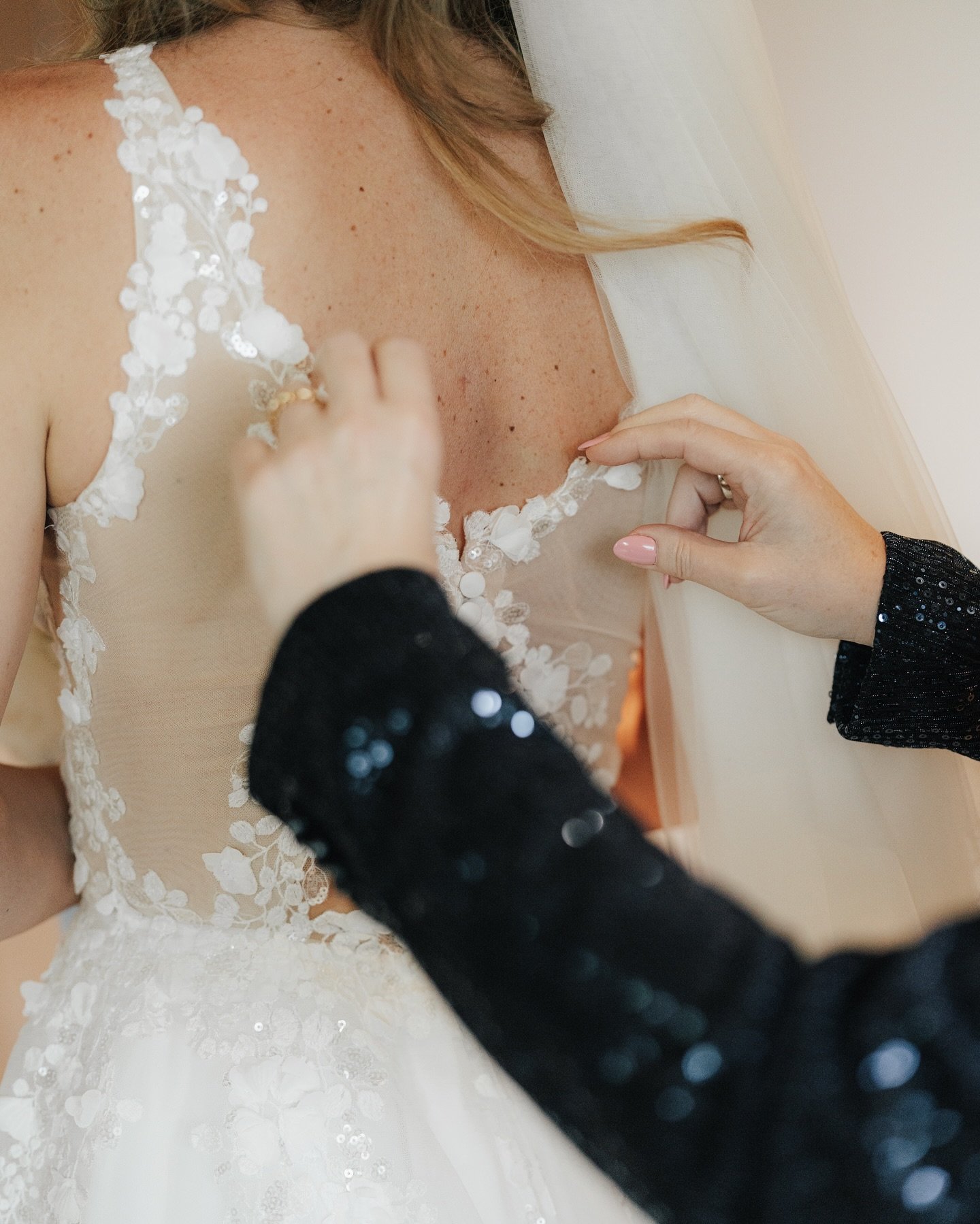 Getting ready with bride Anja 🤍🏔️

#gettingready #wedding #bride #bridedress #brautkleid #hochzeitsfoto #hochzeitsfotografie #hochzeitsfotograf #hochzeitsideen #hochzeitsfotografin #hochzeitsfotografm&uuml;nchen #hochzeitskleid #berghochzeit #hochz
