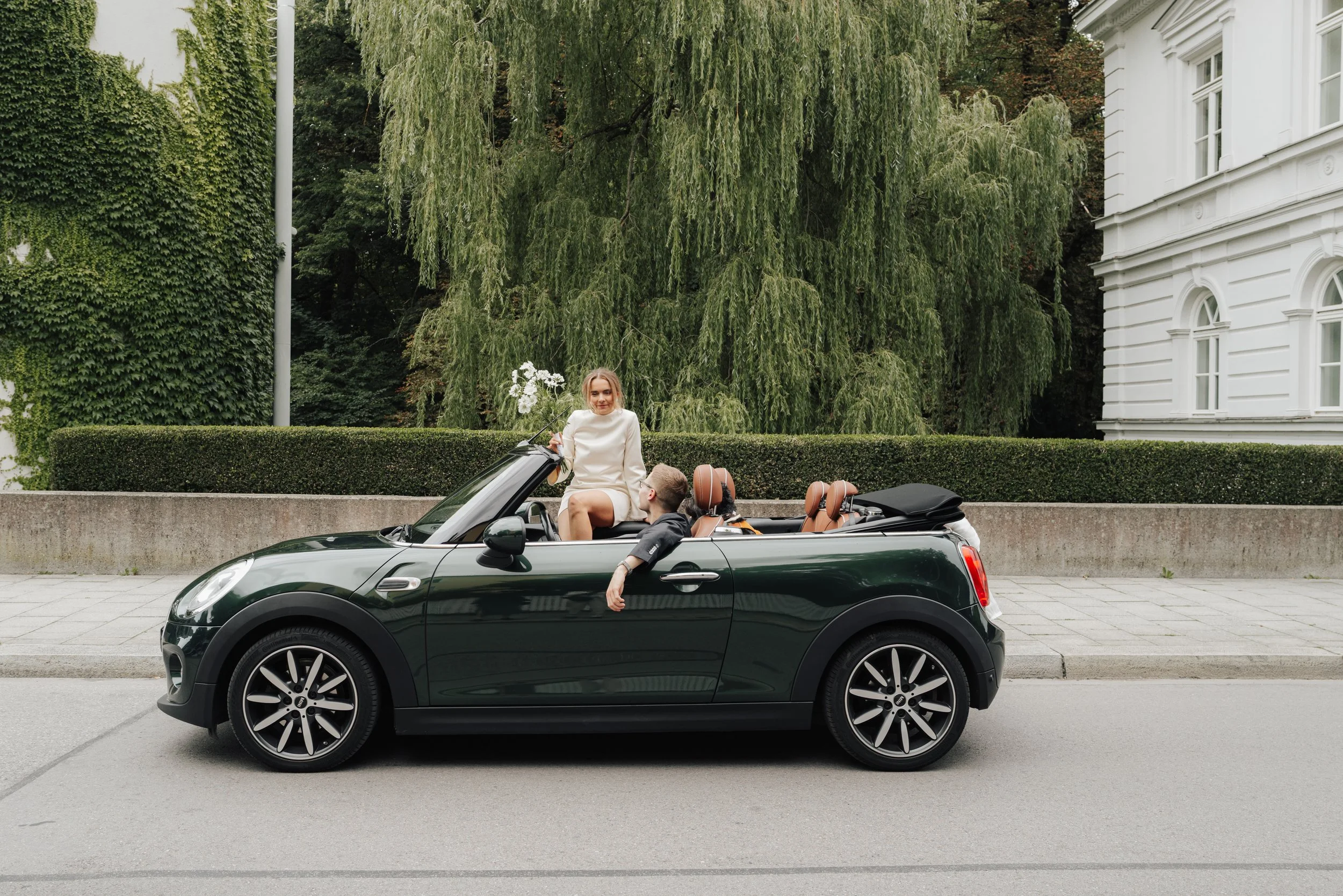 wedding-couple-mini-convertible-civil-wedding-munich-mandlstrasse-thehotis.jpg