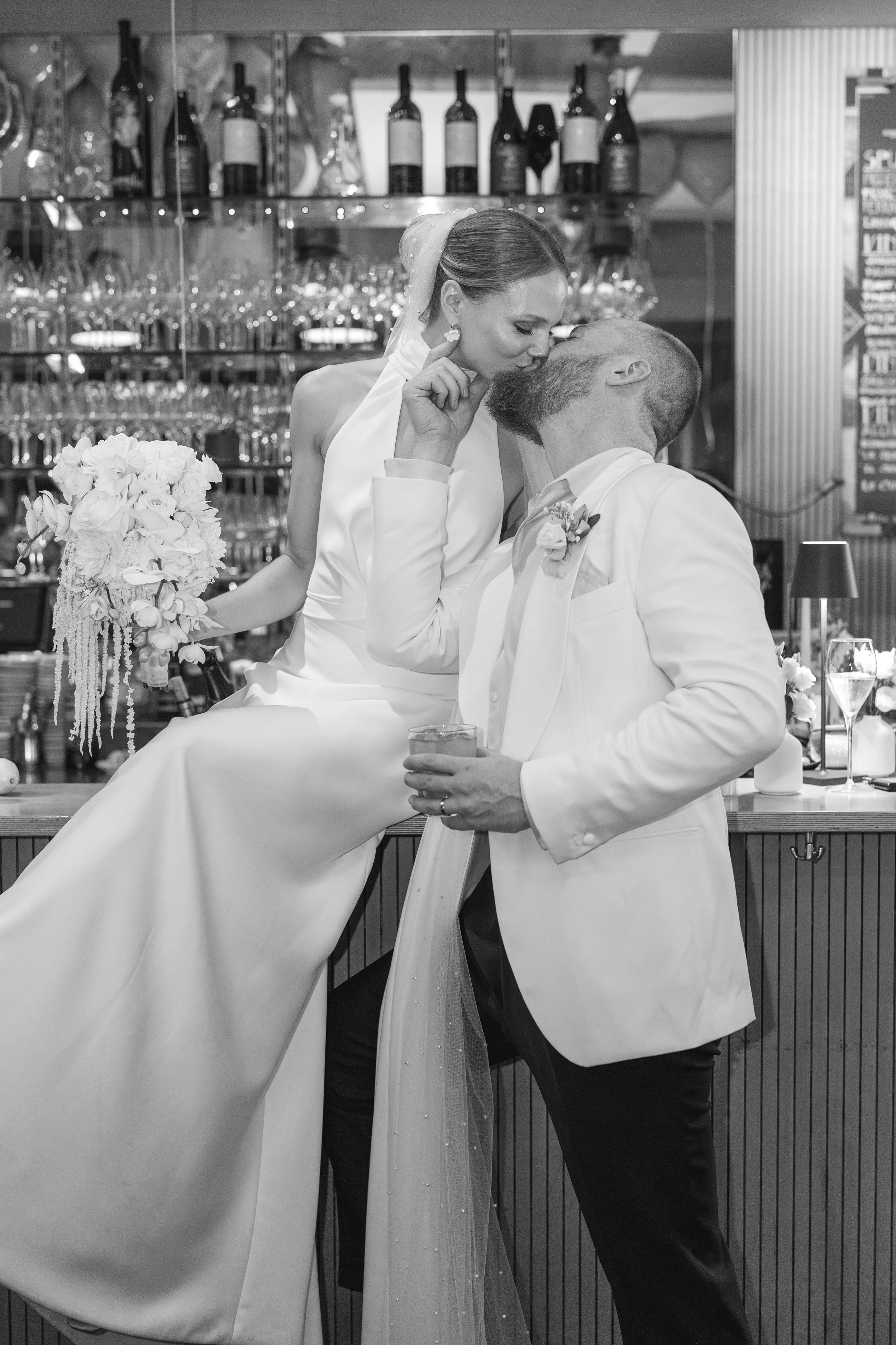 Wedding Couple Kiss Bar L'Antipasto Nuovo Munich - THE HOTIS Luxury Wedding Photographer Brautpaar Kuss Bar L'Antipasto Nuovo München - THE HOTIS Hochzeitsfotograf