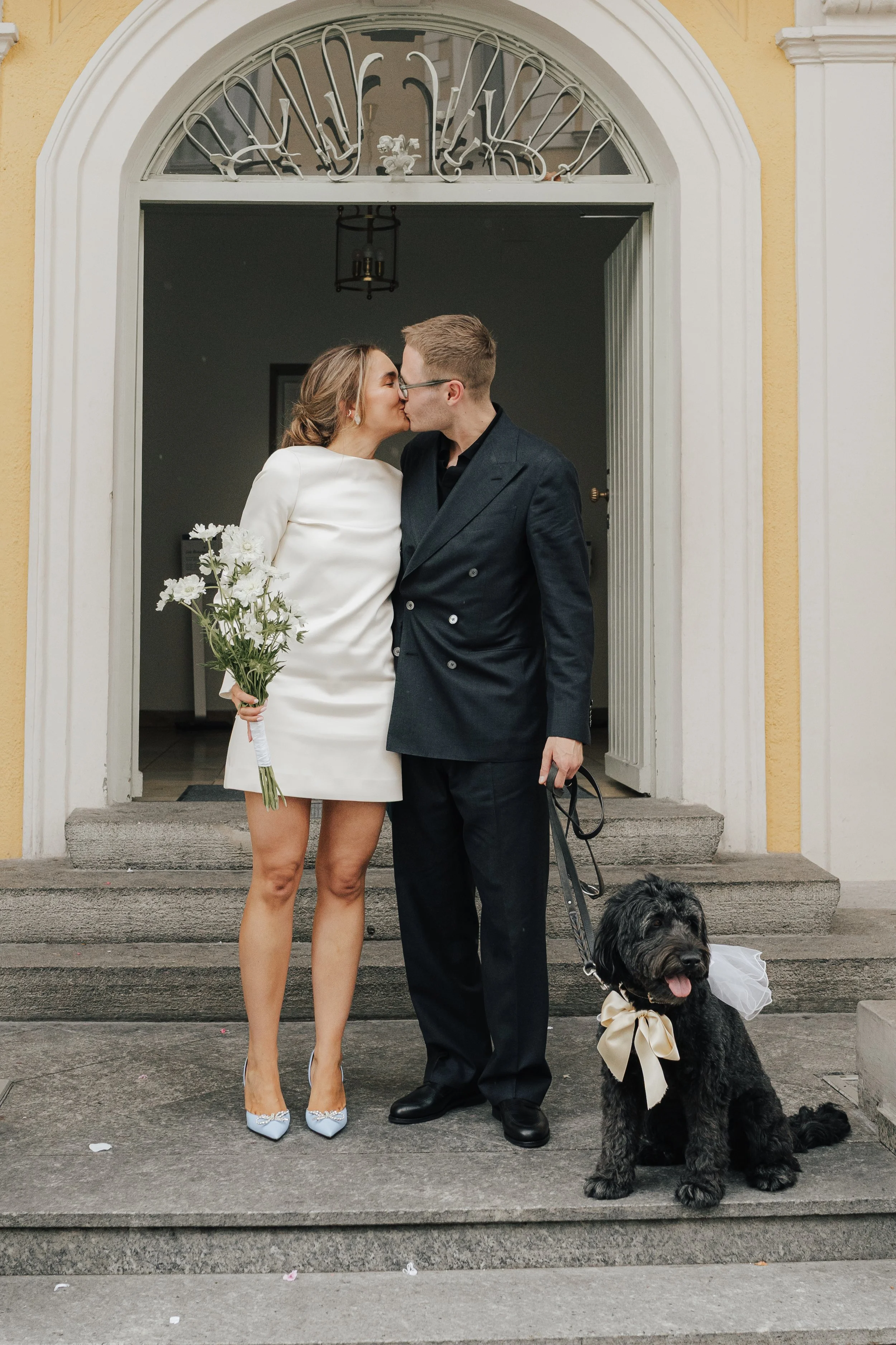 wedding-couple-kiss-dog-standesamt-munich-mandlstrasse-thehotis.jpg