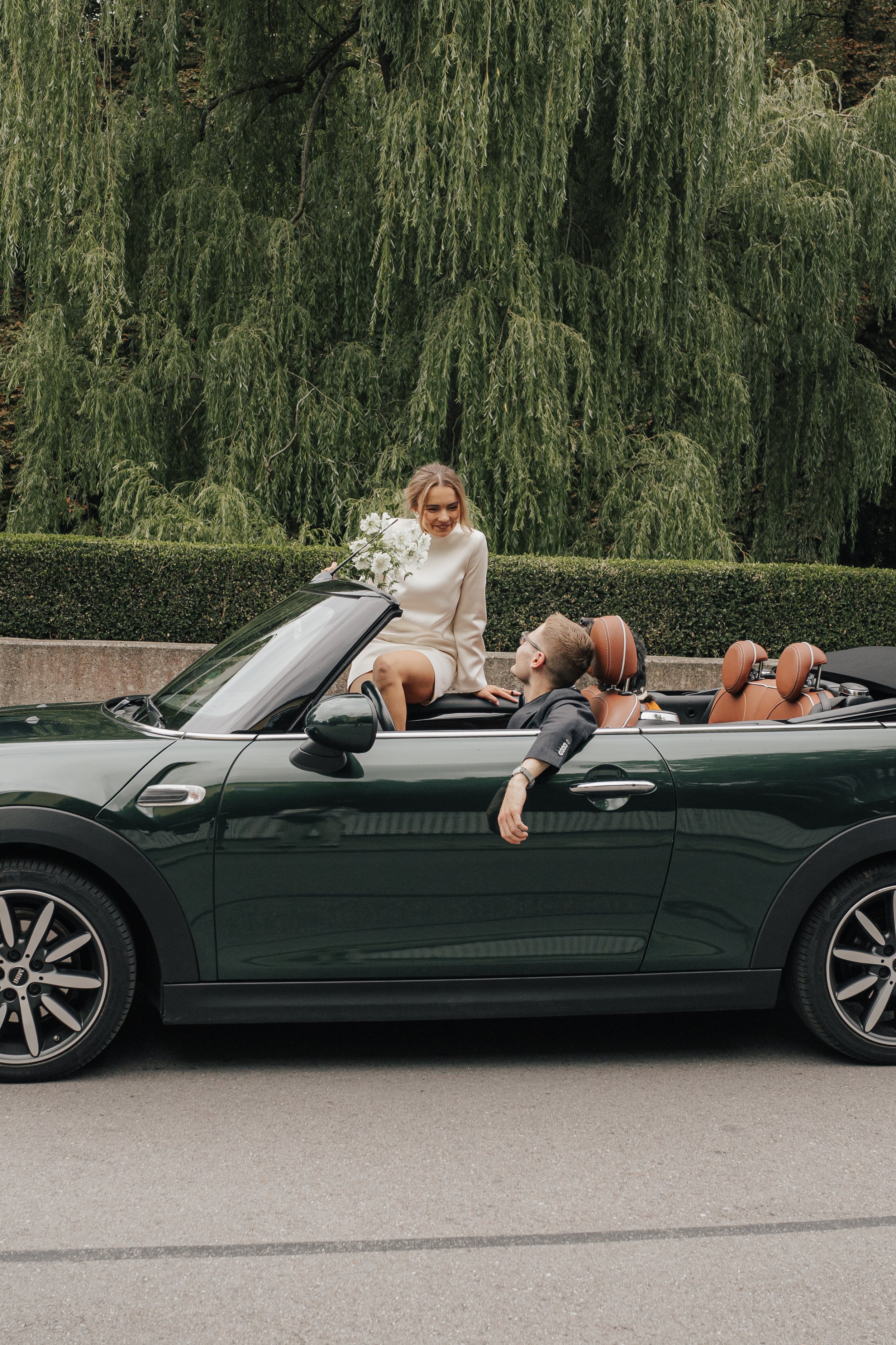 Wedding Couple Convertible Car Civil Wedding Munich Mandlstrasse - THE HOTIS Luxury Wedding Photographer Brautpaar Cabrio Standesamtliche Trauung München Mandlstraße - THE HOTIS Hochzeitsfotograf