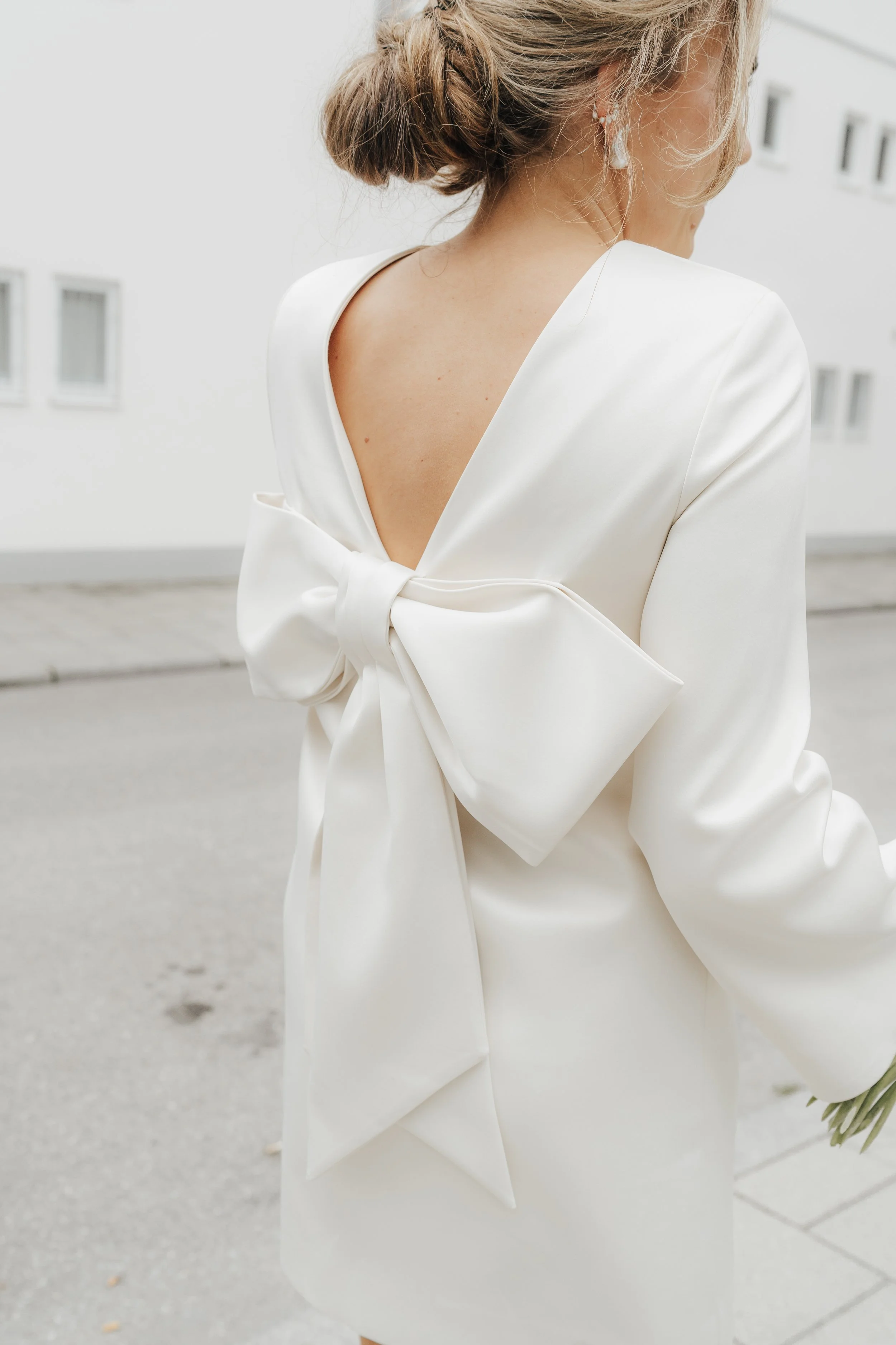 Bridal Dress Backless Bow Detail Civil Wedding Munich - THE HOTIS Luxury Wedding Photographer Brautkleid Rückenausschnitt Schleife Standesamt München -THE HOTIS Hochzeitsfotograf