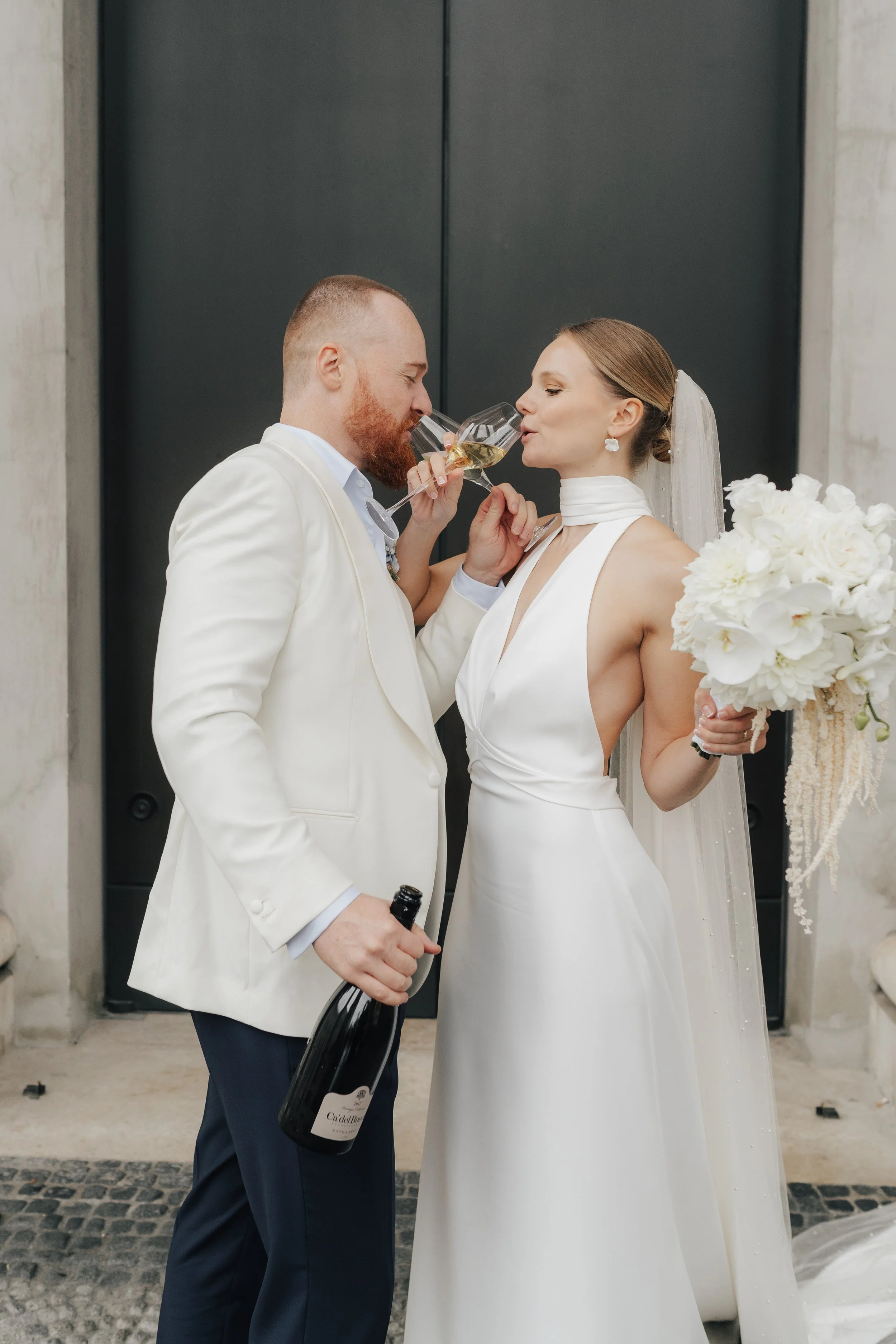 Wedding Couple Champagne Toast - THE HOTIS Luxury Wedding Photographer Munich Brautpaar Champagner Anstoßen - THE HOTIS Luxus Hochzeitsfotograf München