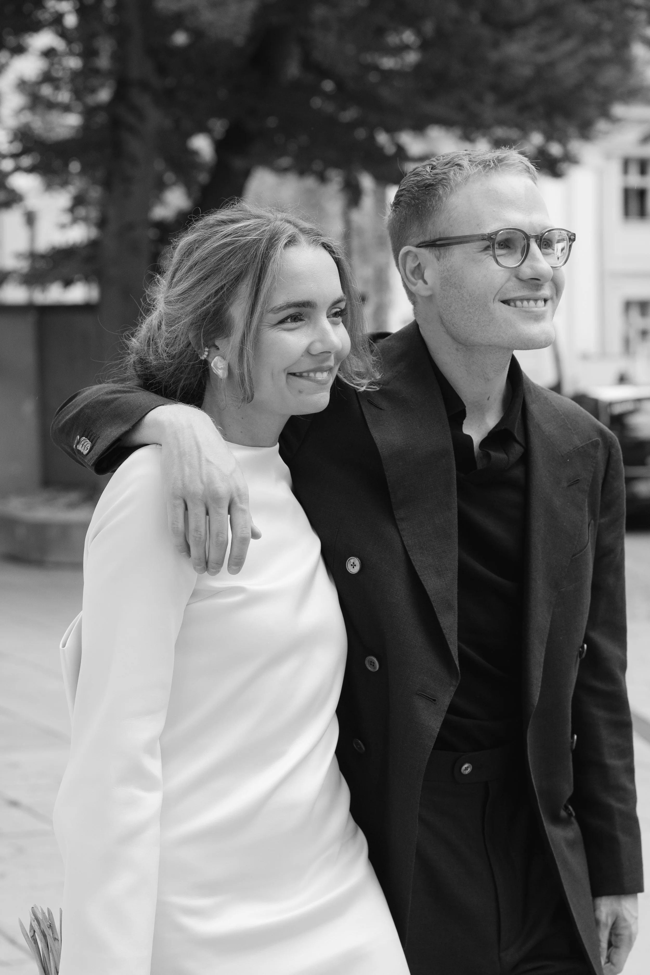 Civil Wedding Couple Portrait Munich Mandlstrasse - THE HOTIS Luxury Wedding Photographer Brautpaar Portrait Standesamt München Mandlstraße - THE HOTIS Hochzeitsfotograf
