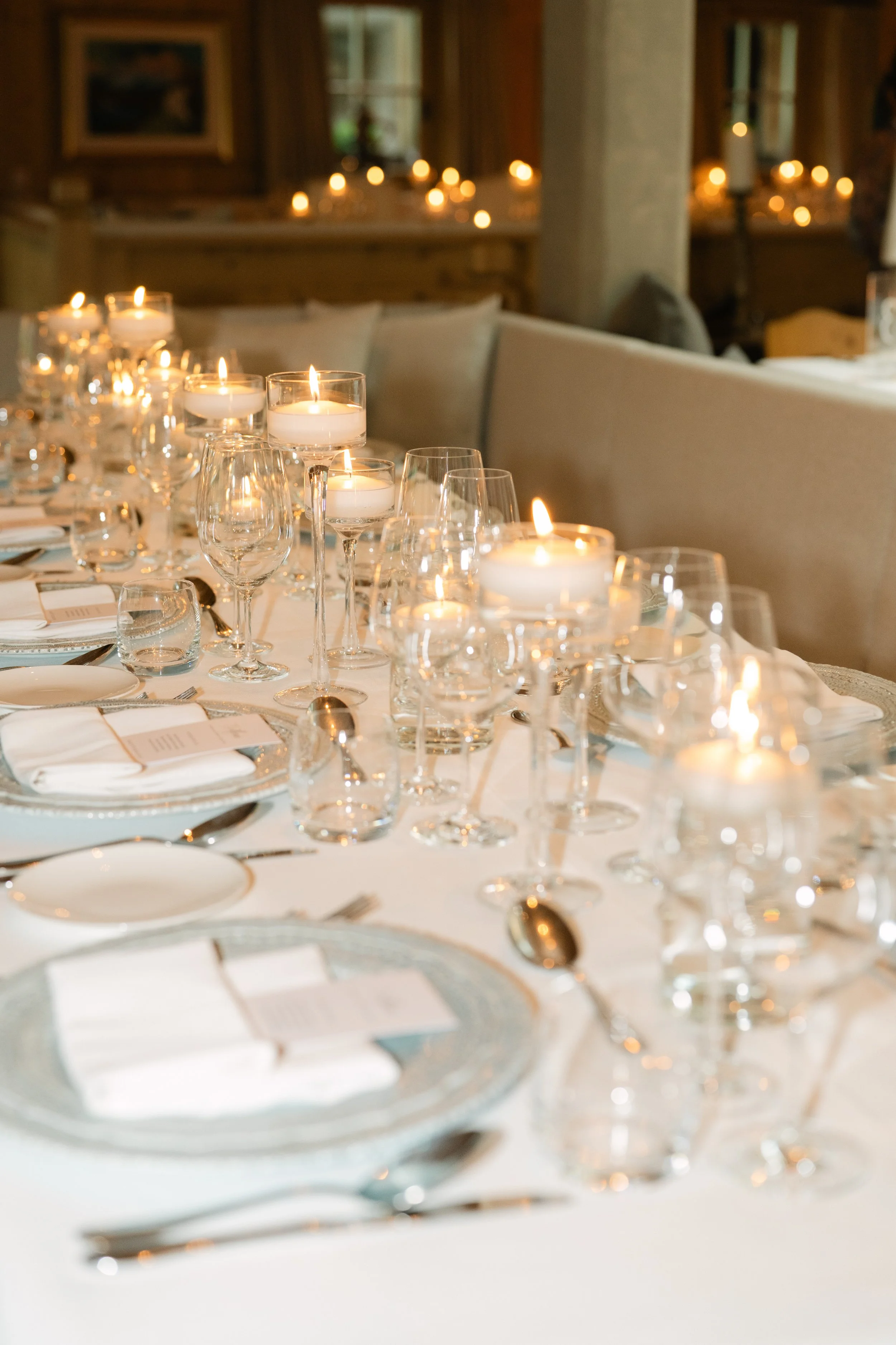 Luxury Wedding Table Setting Candlelight Kolfuschgerhof Dolomites - THE HOTIS Luxury Wedding Photographer Luxury Hochzeit Tischgestaltung Kerzenlicht Kolfuschgerhof Dolomiten - THE HOTIS Hochzeitsfotograf