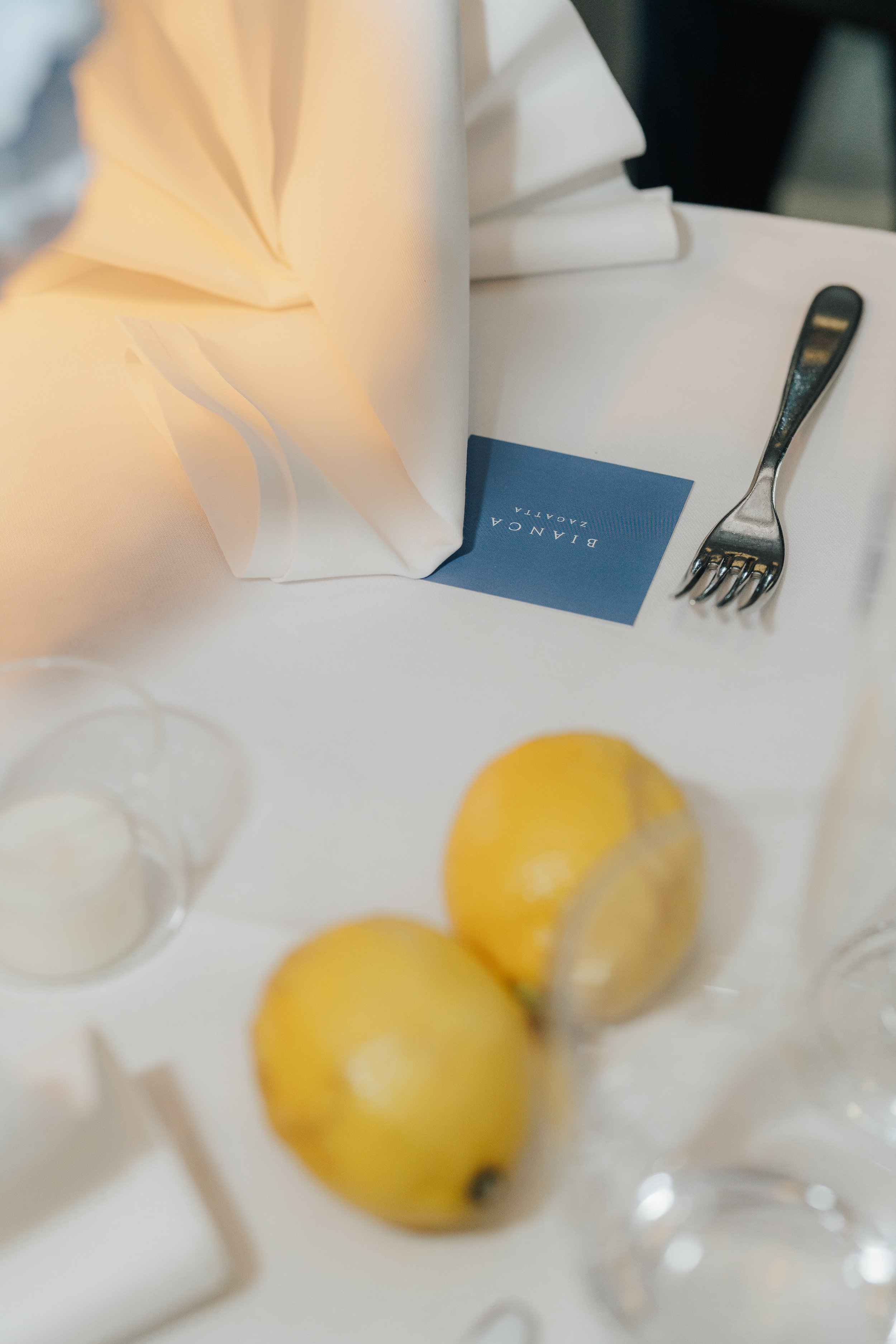 Luxury Wedding Table Detail Lemons Place Card L'Antipasto Nuovo Munich - THE HOTIS Luxury Wedding Photographer Luxury Hochzeit Tisch Detail Zitronen Tischkarte L'Antipasto Nuovo München - THE HOTIS Hochzeitsfotograf