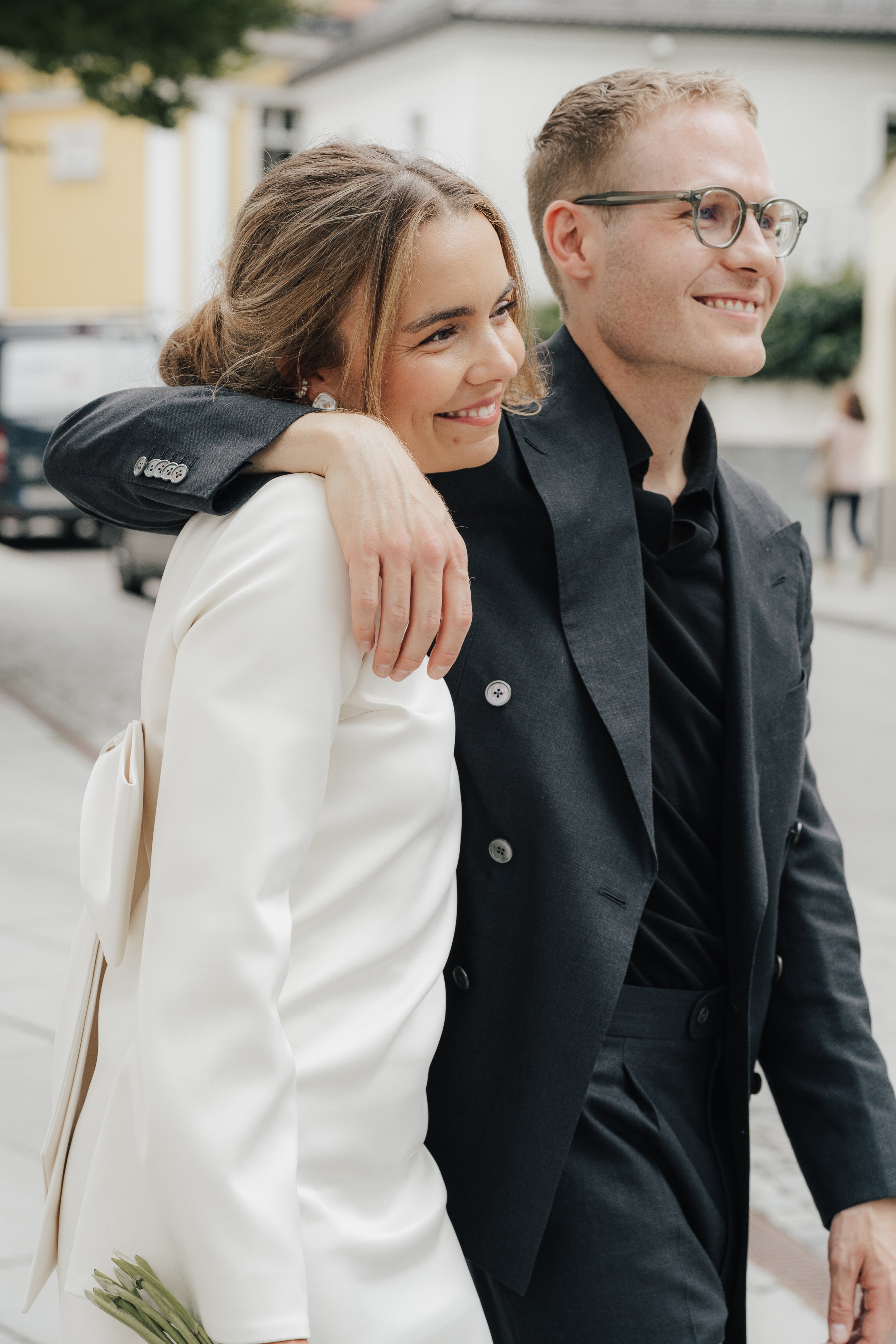 wedding-couple-walking-civil-wedding-munich-mandlstrasse-thehotis.jpg