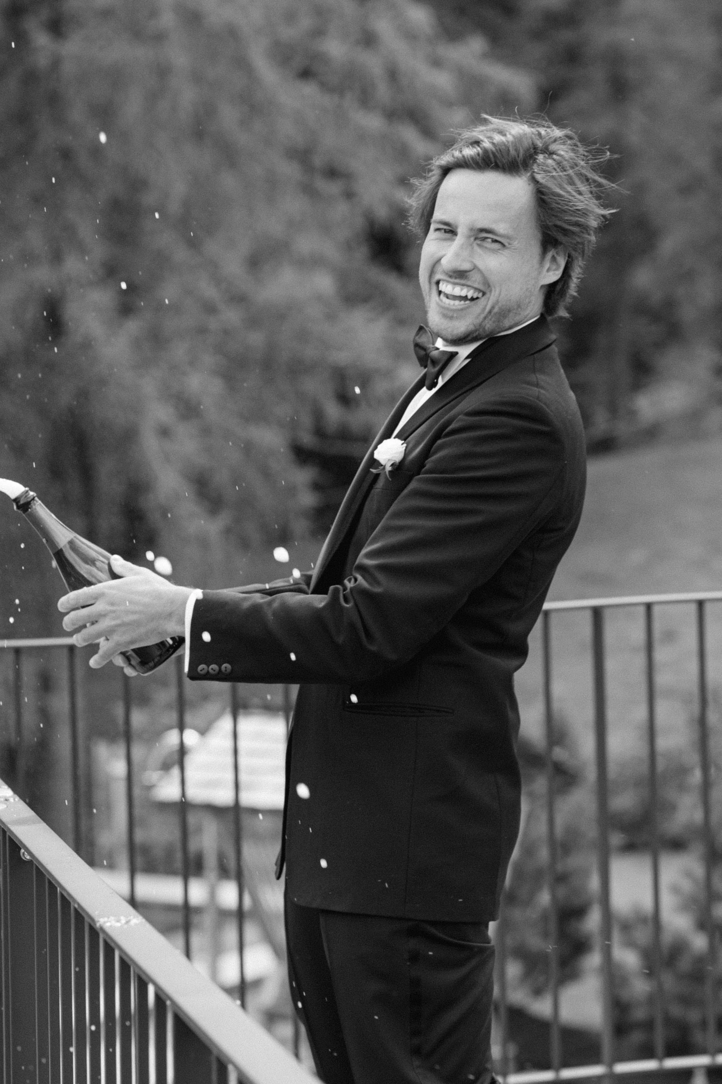 Groom Champagne Celebration Kolfuschgerhof Dolomites South Tyrol - THE HOTIS Luxury Wedding Photographer Bräutigam Champagner Feier Kolfuschgerhof Dolomiten Südtirol - THE HOTIS Hochzeitsfotograf
