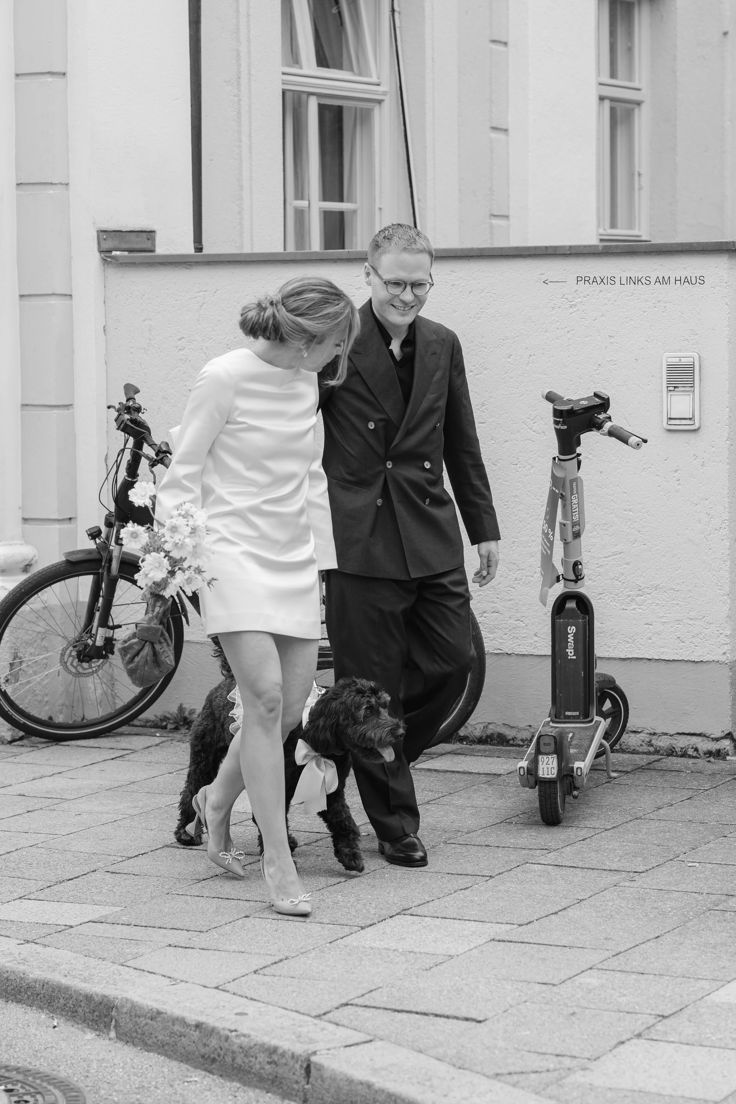 wedding-couple-dog-street-civil-wedding-munich-mandlstrasse-blackwhite-thehotis.jpg