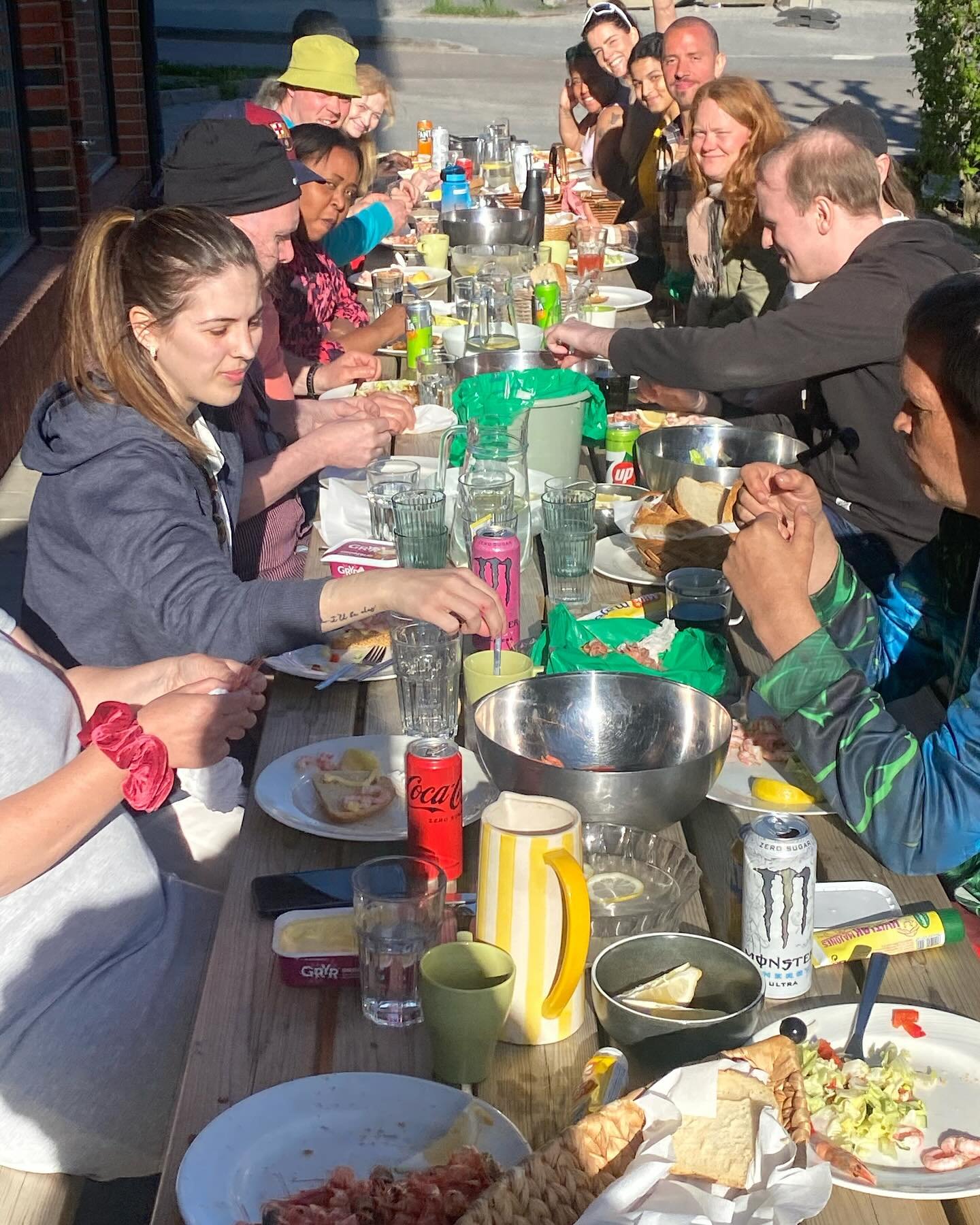 For en nydelig s&oslash;ndagsmiddag med 20 til bords!! 
Herlig, varmt og godt v&aelig;r gjorde at vi kunne dekke til langbord ute i solen☀️
Gode 🦐 og koselig stemning!!
Quiz til hjemmelaget brownies med is p&aring; topp - terningkast 6️⃣