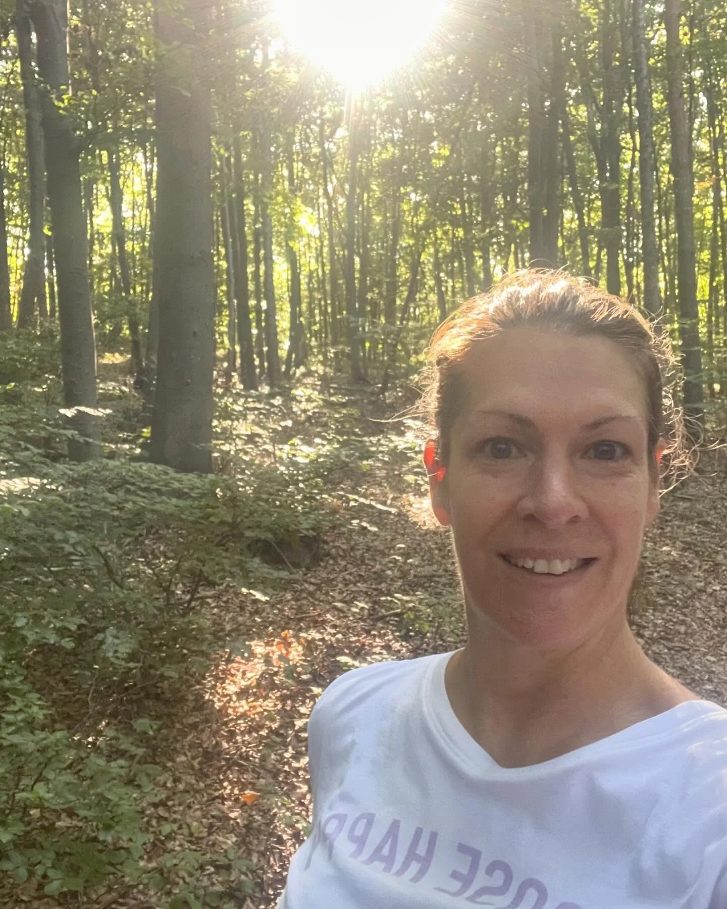 Bewegung in der Natur 🌳tut so gut, macht meinen Kopf frei für neue Ideen und bringt die Füsse wieder fest am Boden zurück und den Geist ganz weit nach oben. Die Sonne 🌞scheint auf meine Seele 💫❤️