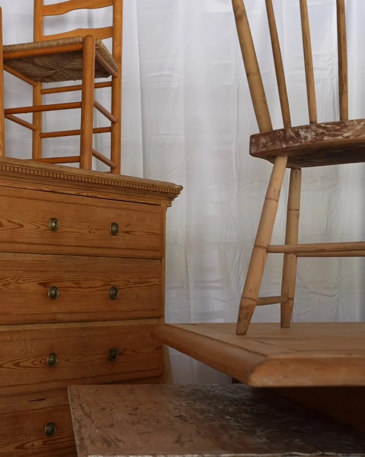 A pine and cornflower blue love story 🤎🤍🩵 Vignettes of this weekend&rsquo;s Spring 2025 @agoodhomemarket. 

Saturday, May 3rd &amp; Sunday, May 4th
10am-2pm
123 Norwich Salem Road, Lyme (at the barn)

Get all the market details and need-to-knows t