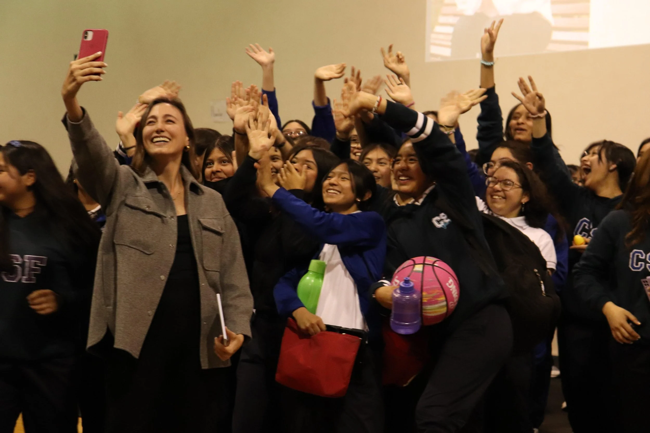Daniela con alumnas celebrando