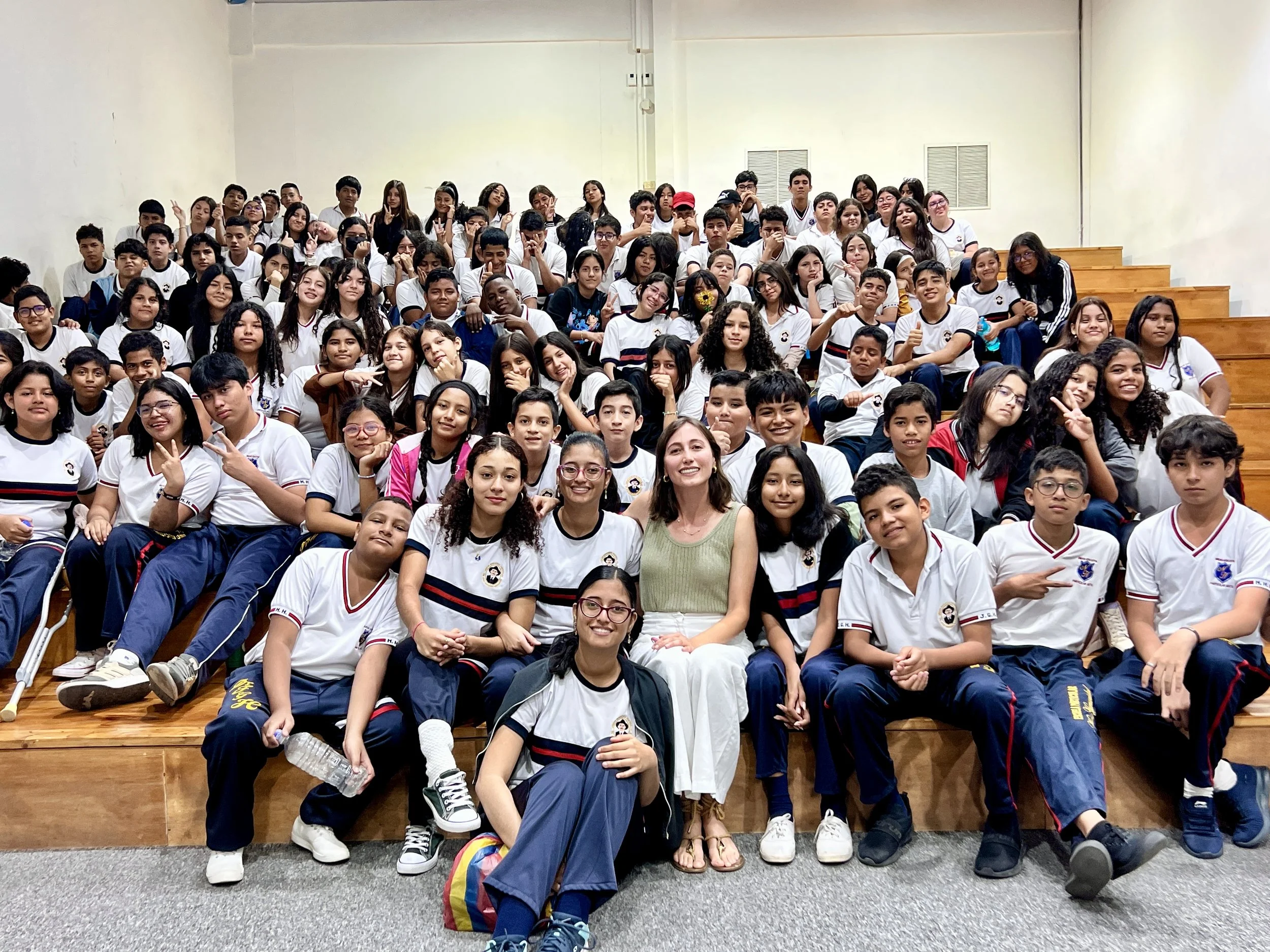 Daniela con alumnos después de una charla