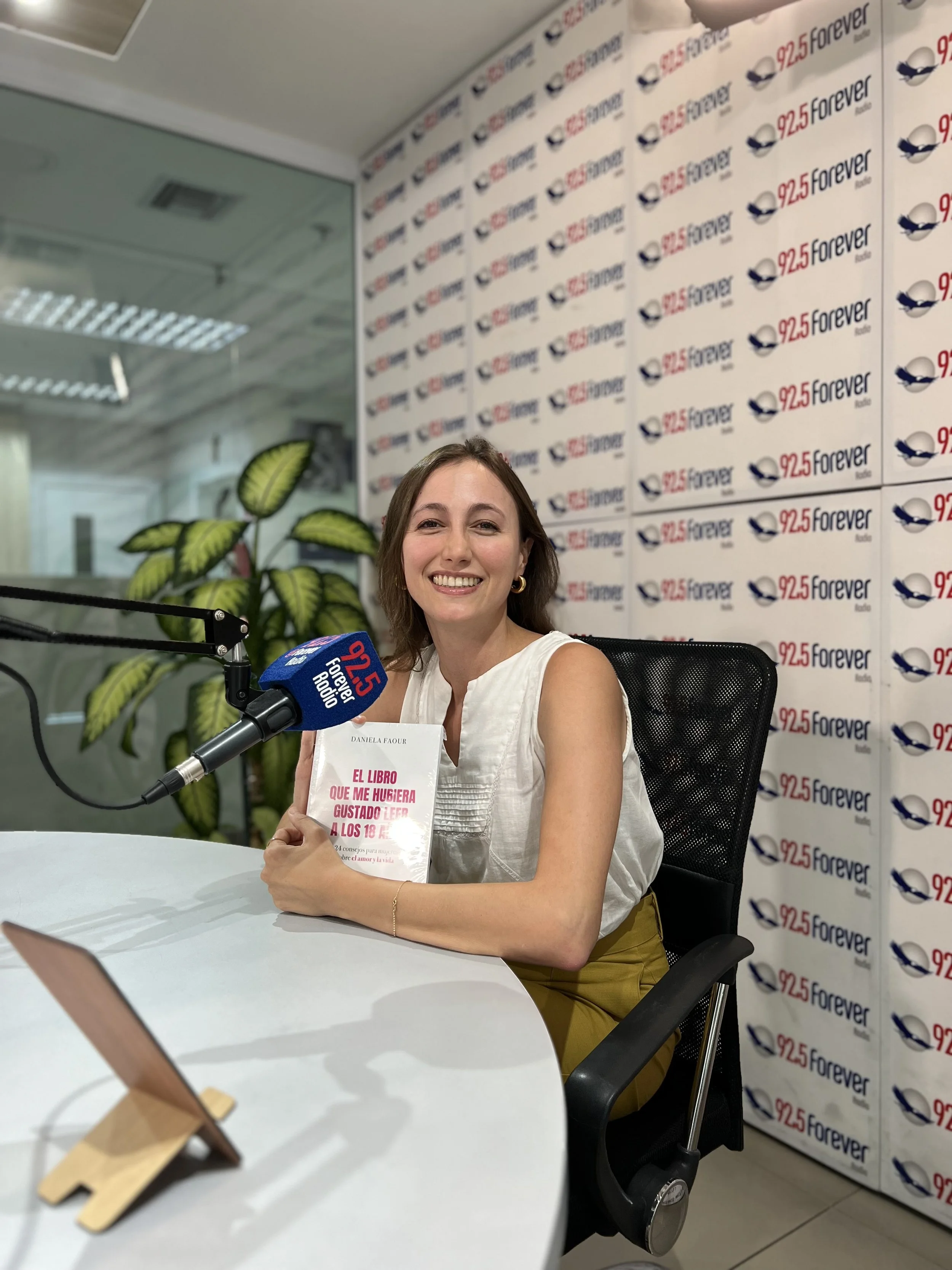 Daniela en la radio con su libro