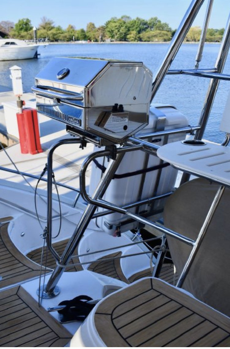 Cockpit gas grill