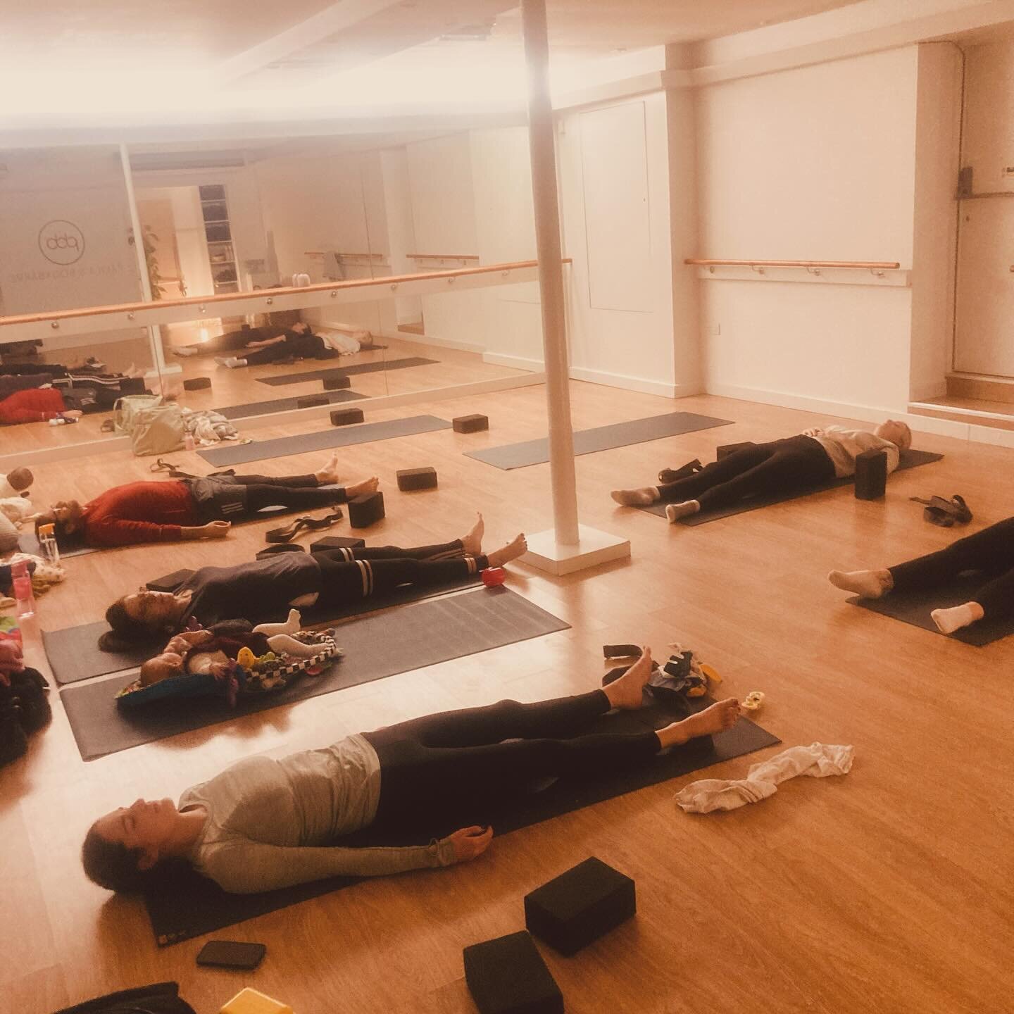 A moment of calm to wind up the joyful chaos that is #postnatalyoga! Join us next Tuesday for the final class before half-term break ❤️ but don't worry, we'll be back! For bookings, DM or follow link in bio

#postnatalfitness #postnatalwellbeing #pos