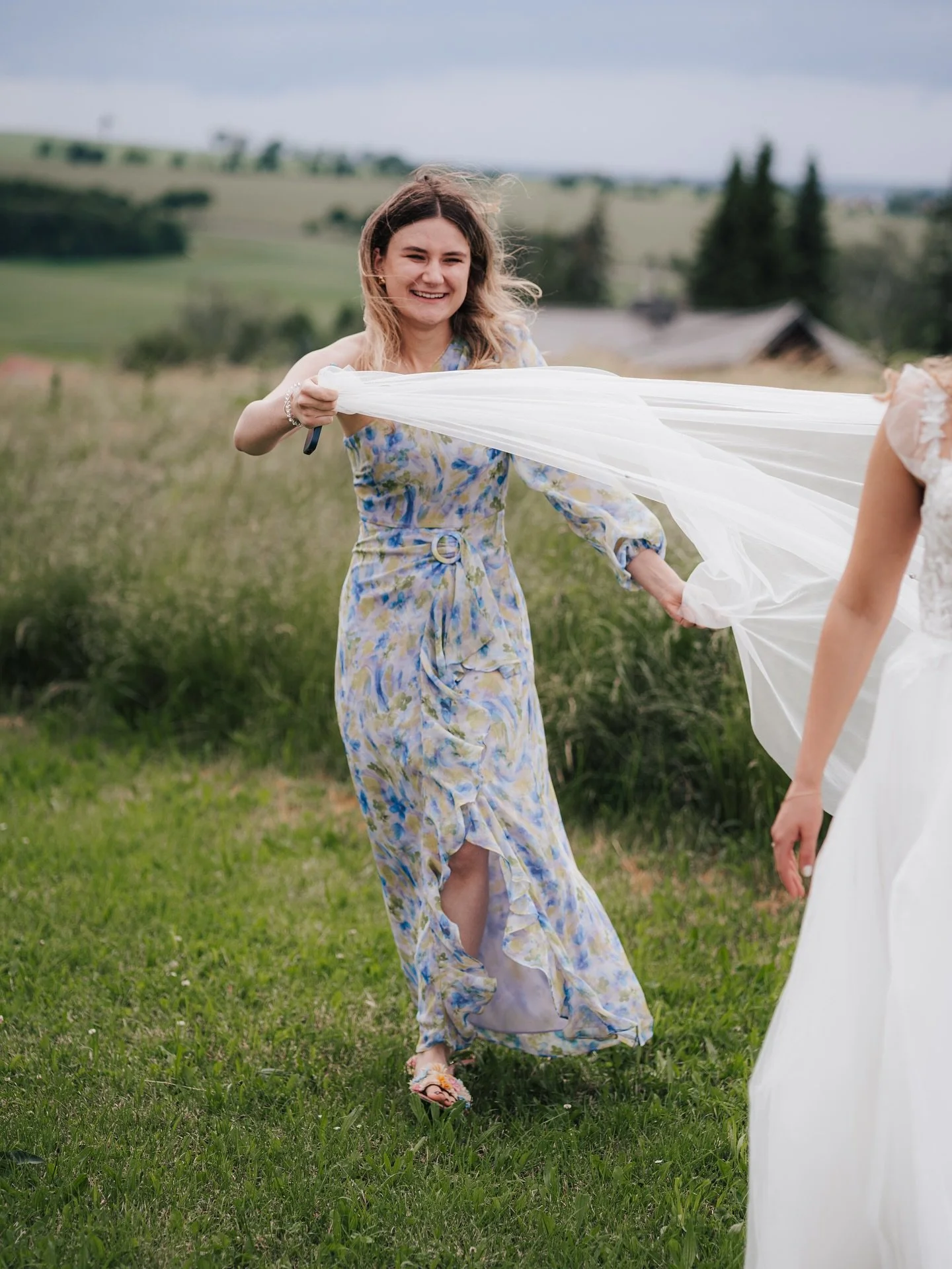 Eine Pfingsthochzeit - das trifft es ganz gut. 🩷
Die Hochzeit von Katrin &amp; Tristan war wirklich wie auf die Beiden zugeschnitten.  H&auml;tte ich ihren beiden Pers&ouml;nlichkeiten eine Hochzeit aussuchen m&uuml;ssen, dann w&auml;re es wirklich 