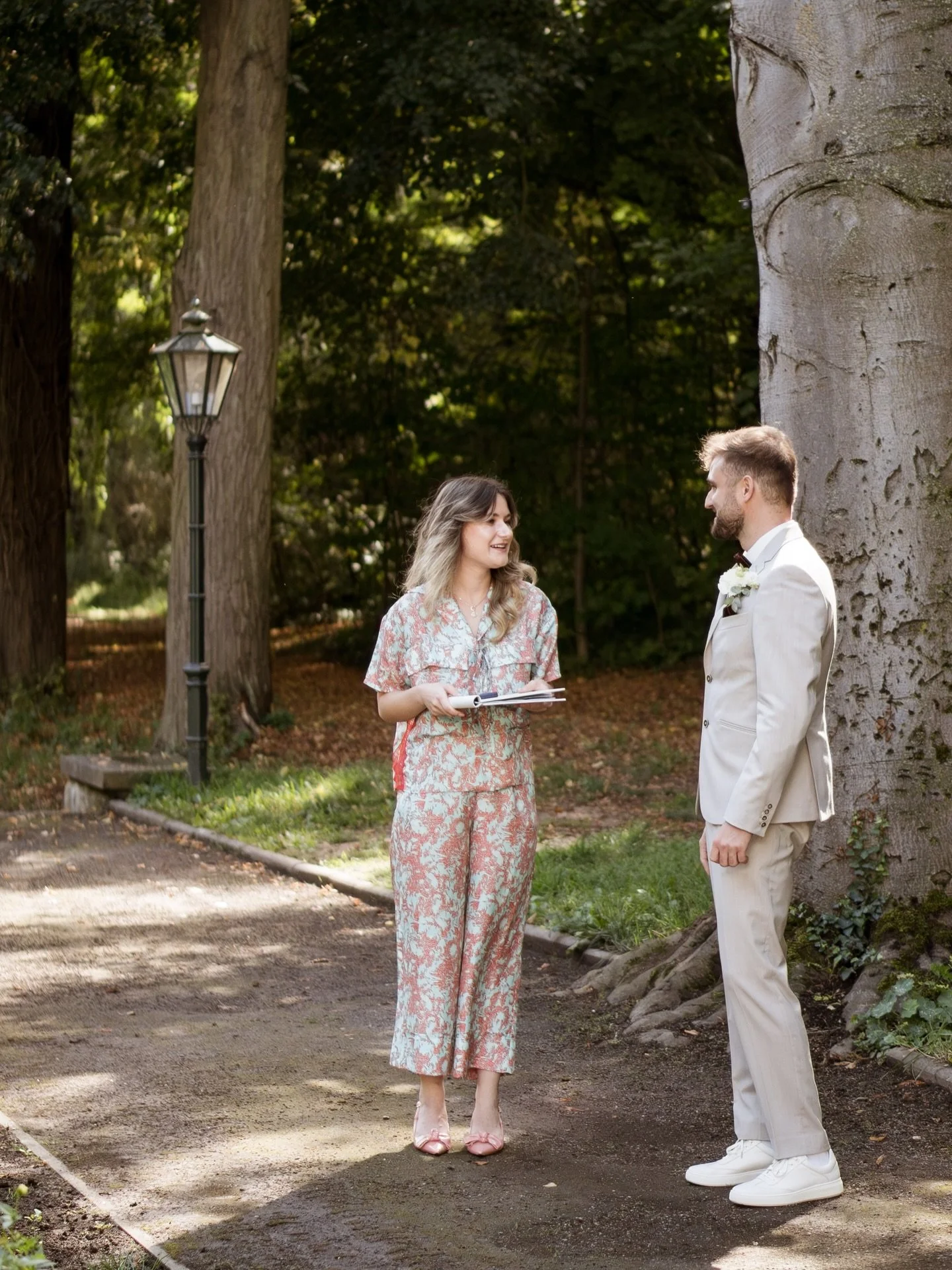 Ob wohl die Br&auml;utigame am Hochzeitstag auch aufgeregt sind? 🤔 Ich glaube schon &ndash; und genau diese Momente liebe ich. 🤍

Danke f&uuml;rs Einfangen, liebe @josyschreier_weddings 

Venue: @schlossteutschenthal  Flowers and Decoration: @byle.
