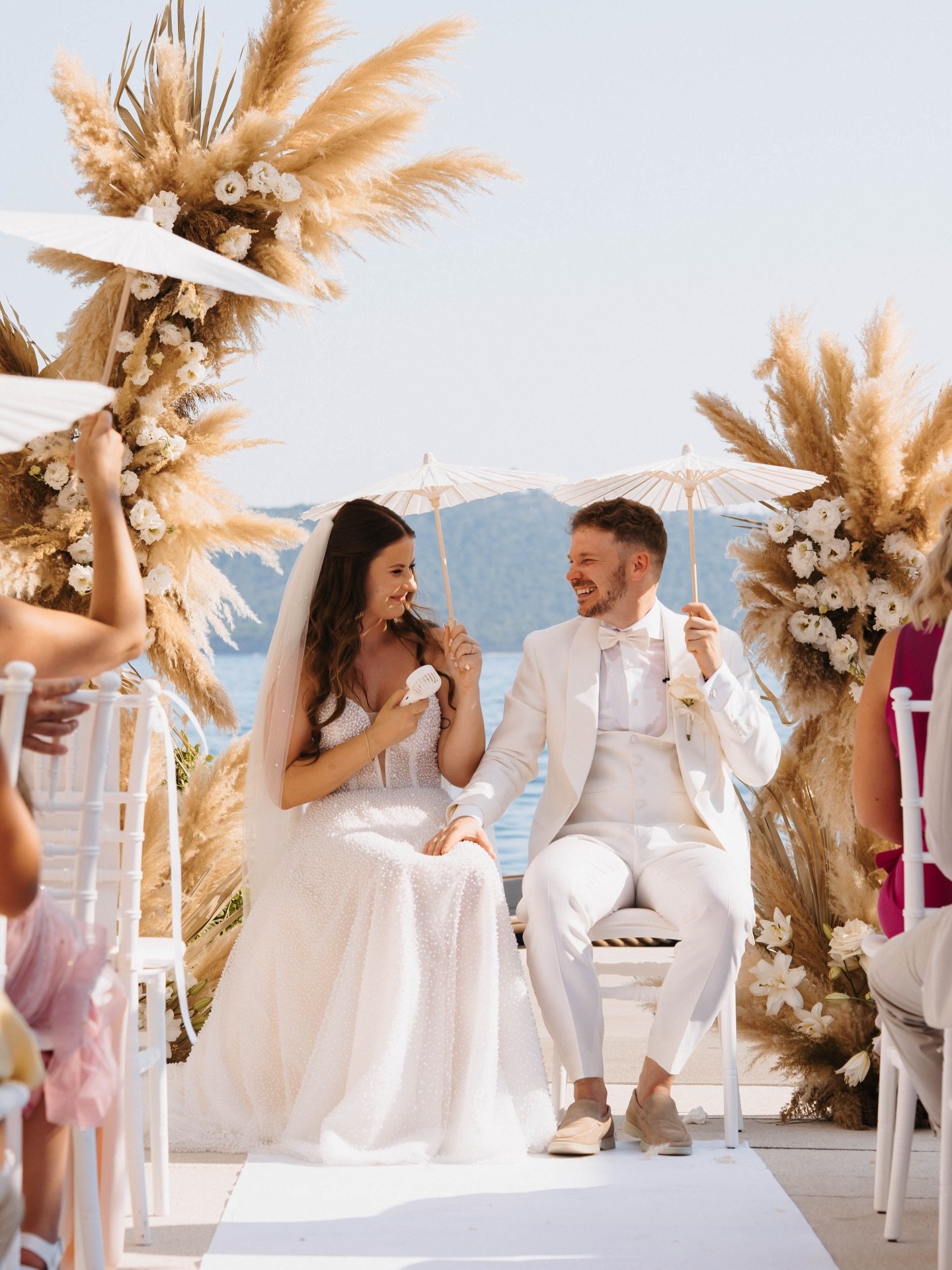 Es war keine einfache Entscheidung, mit welchem Hochzeitsr&uuml;ckblick ich in das neue Jahr 2026 starte aber weil es bei uns gerade so kalt ist, dachte ich, ich hole uns ein bisschen Sonnenstrahlen zur&uuml;ck. 

Diese zwei Herzensmenschen durfte ic