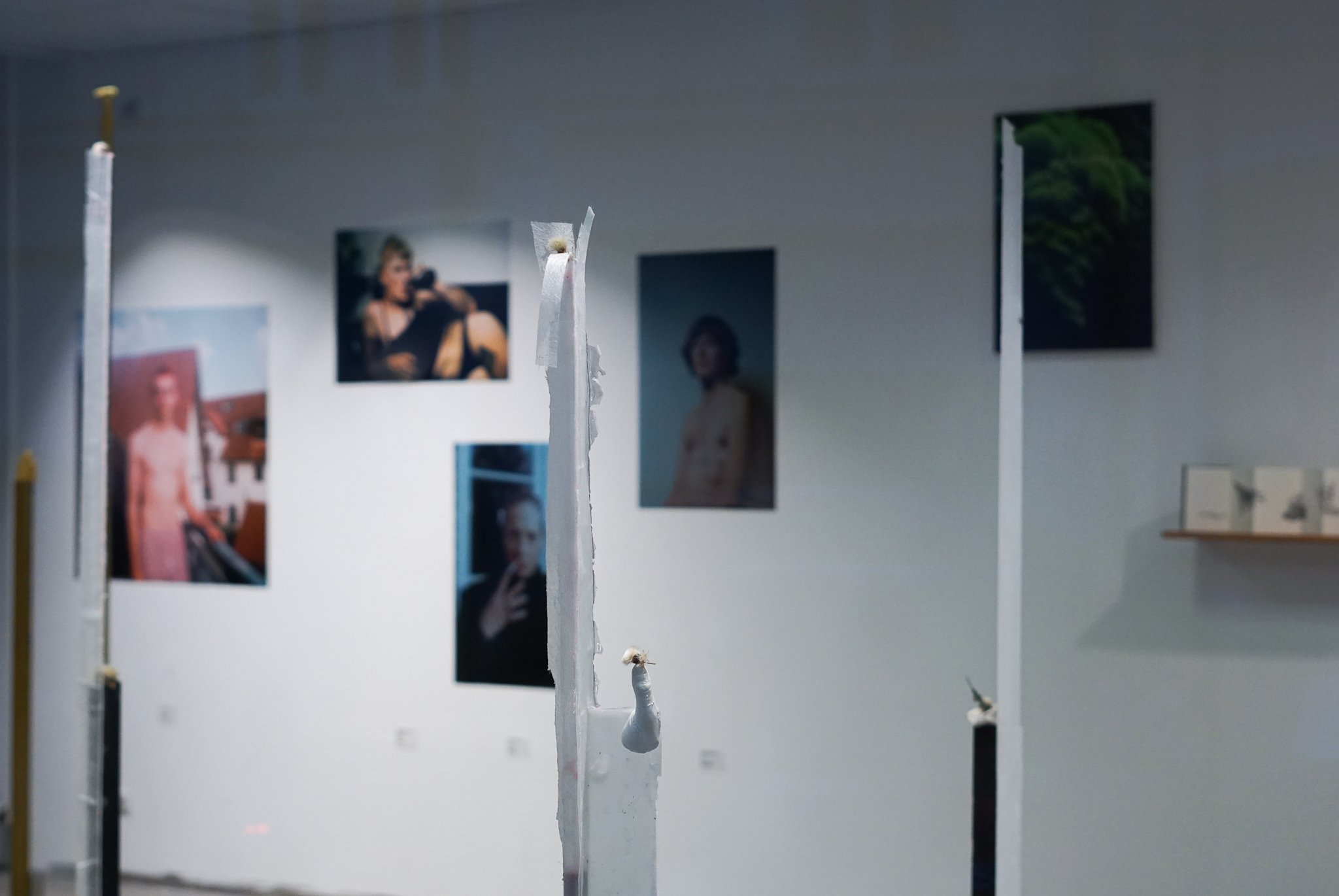 Temporary Art Space [   ]RAUM, Ausstellungsansicht. Vordergrund: Arbeiten von Jan Dominik Kudla, Hintergrund: Arbeiten von Stella Deborah Traub