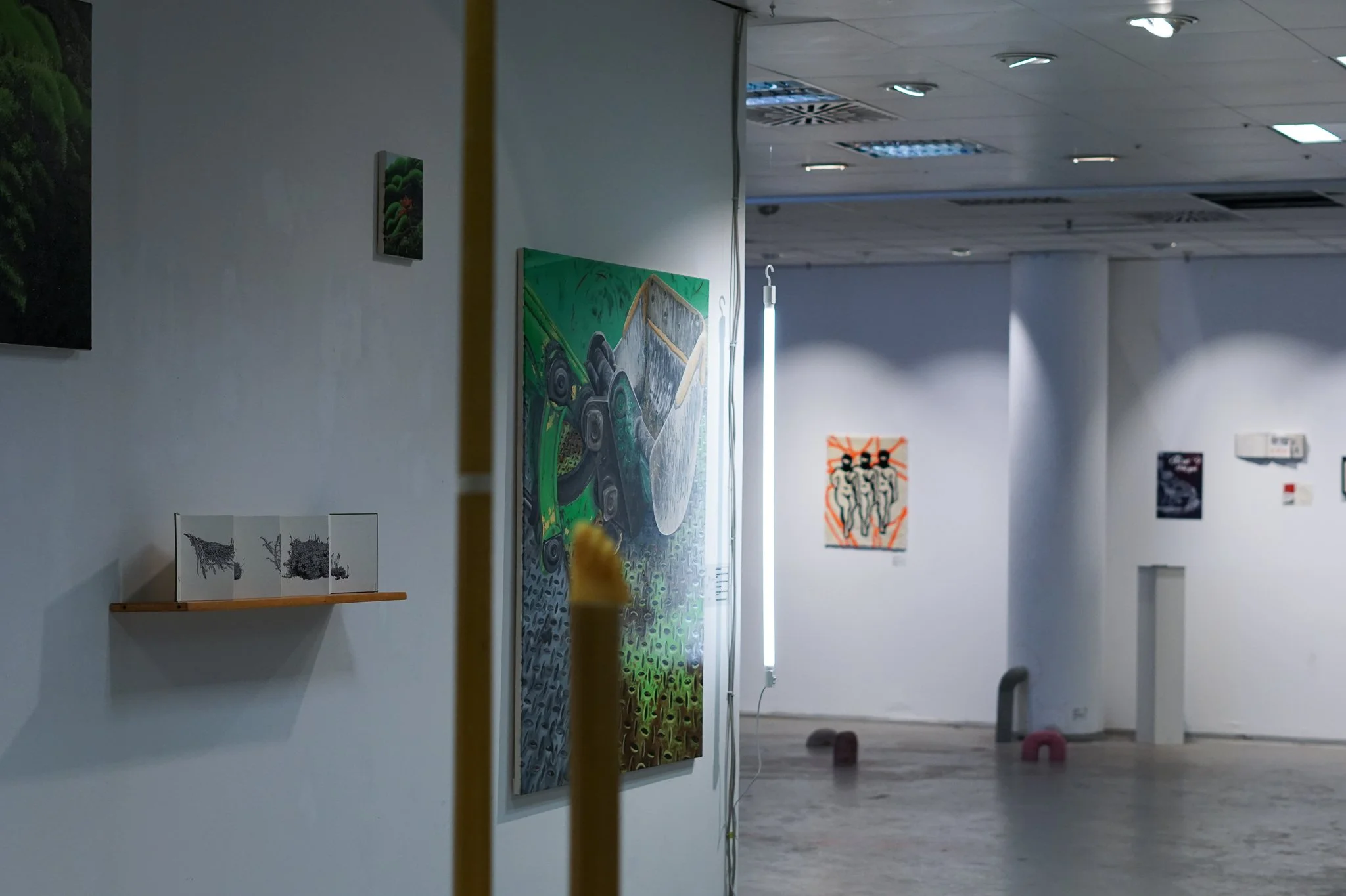 Temporary Art Space [   ]RAUM. Ausstellungsansicht der zweiten Gruppenausstellung mit elf Künstler*innen. Mitte: Arbeiten von Lola Cualado