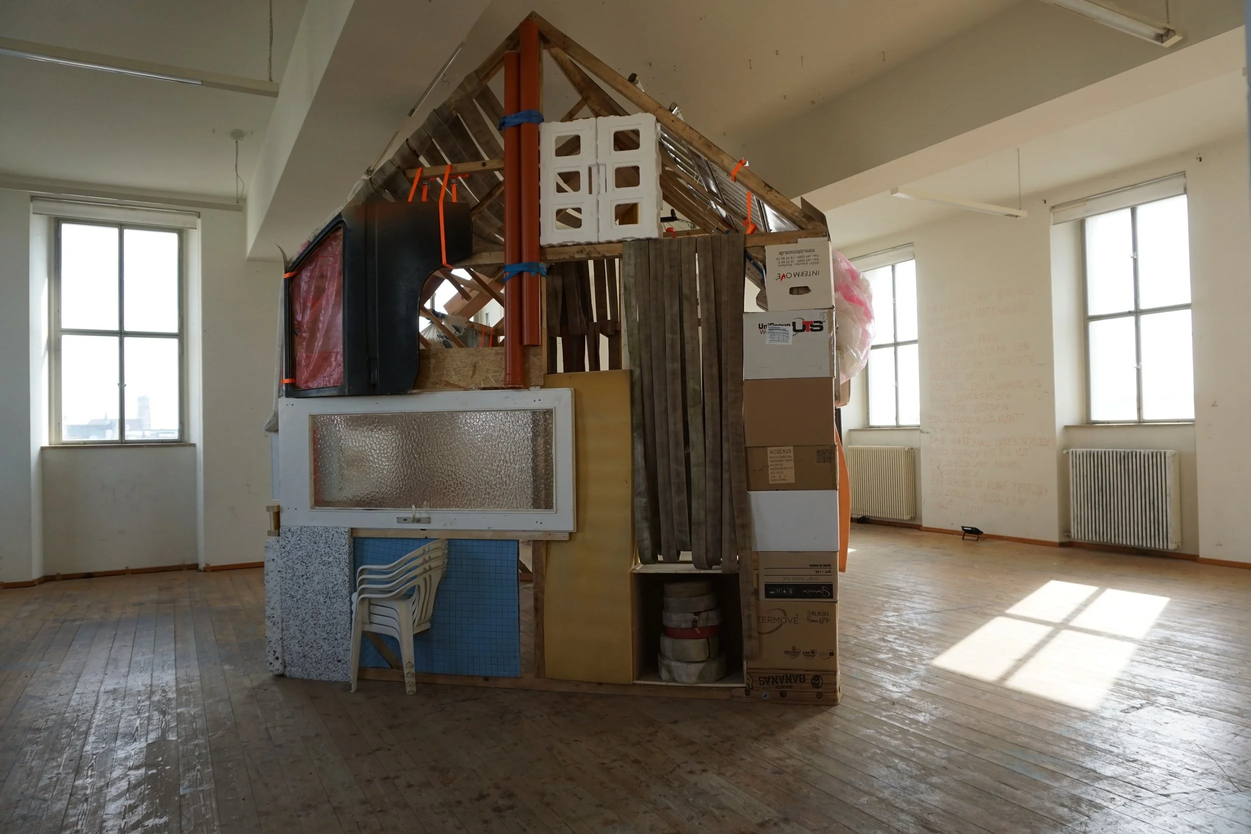 "Ein Schloss". Gemeinschaftsarbeit zur Jahresausstellung, Akademie der Bildenden Künste, München, 2023