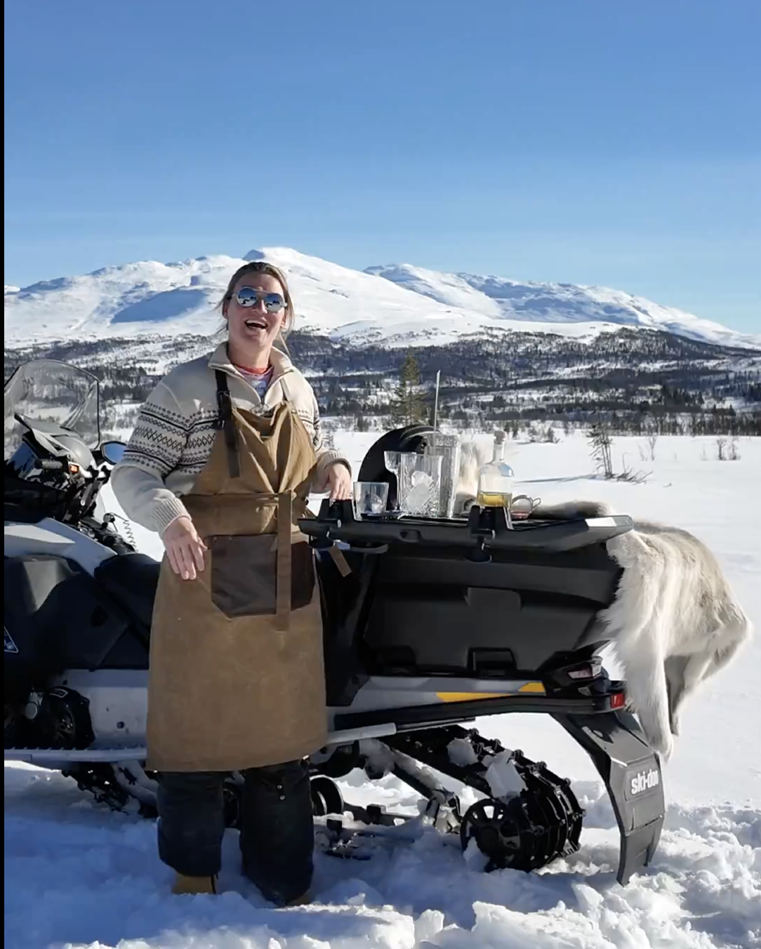 bartender on snowscooter in åre
