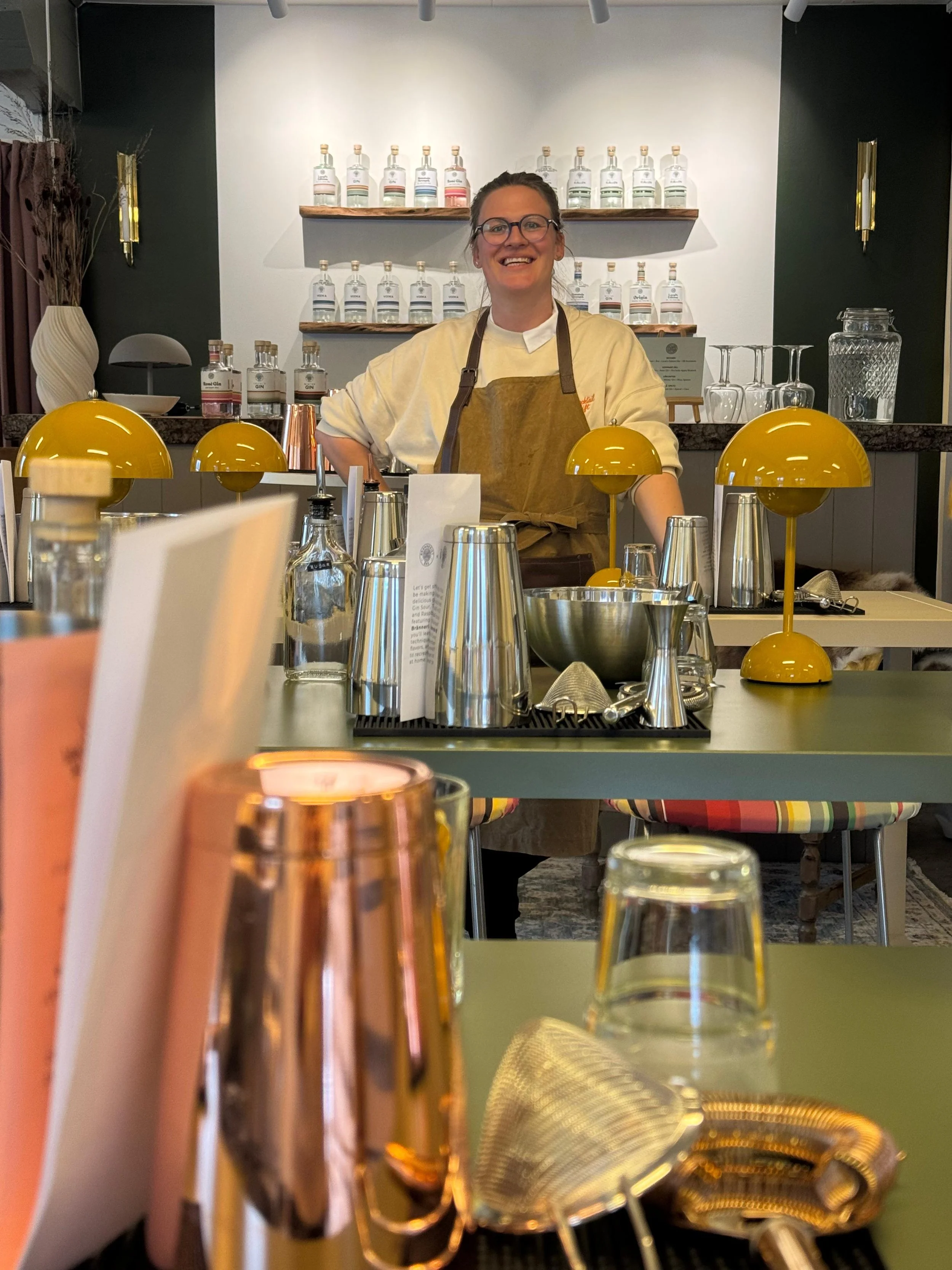 Bartender holding a cocktail workshop at Åre bränneri