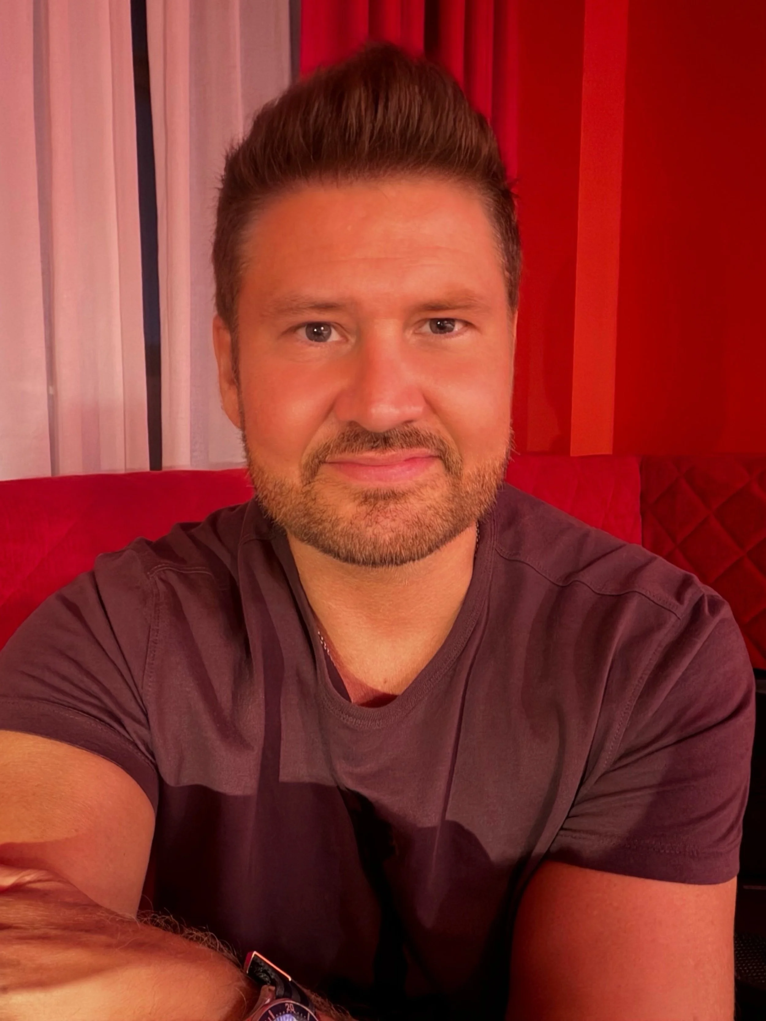 Sitting here in my very red hotel room in St. Louis and I am about to turn 57 years old in a few minutes! Feeling extremely grateful for my beautiful life, family, friends, fans and all the amazing musicians and artists I get to work with. 

This tim