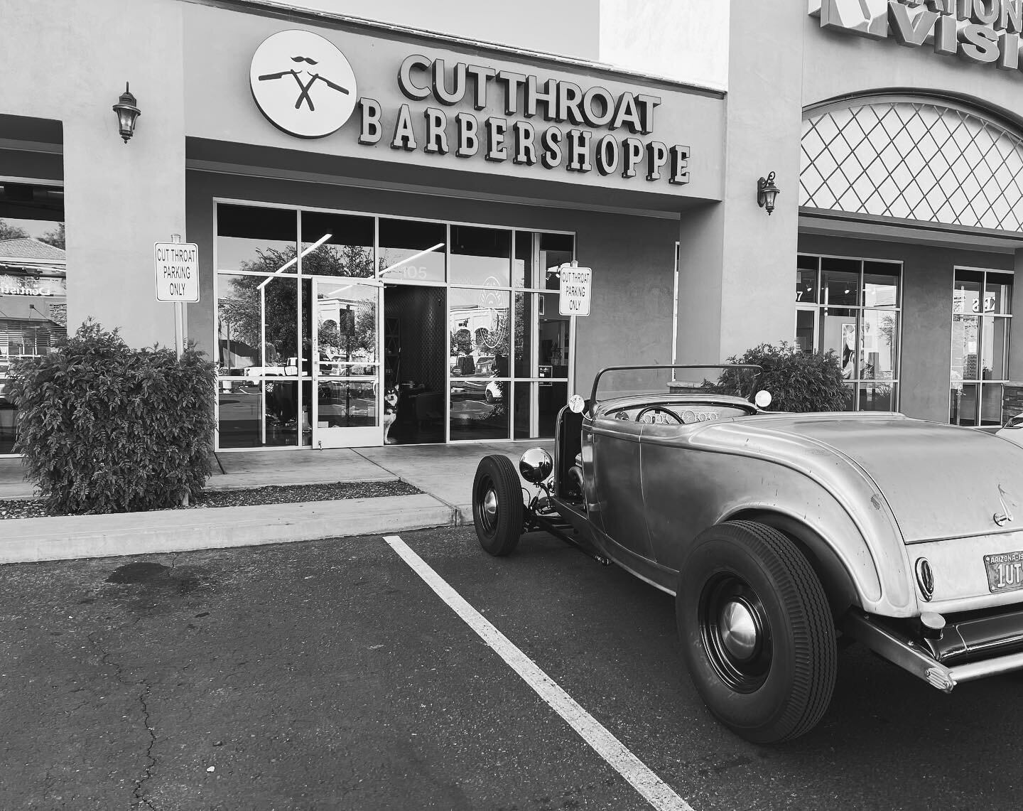 New location in Arcadia with old school vibes 😎 

#spotthedog #newlocation #thetakeover #thetakeover #phoenixbarber #azbarber #arcadia #az #biltmore #scottsdale