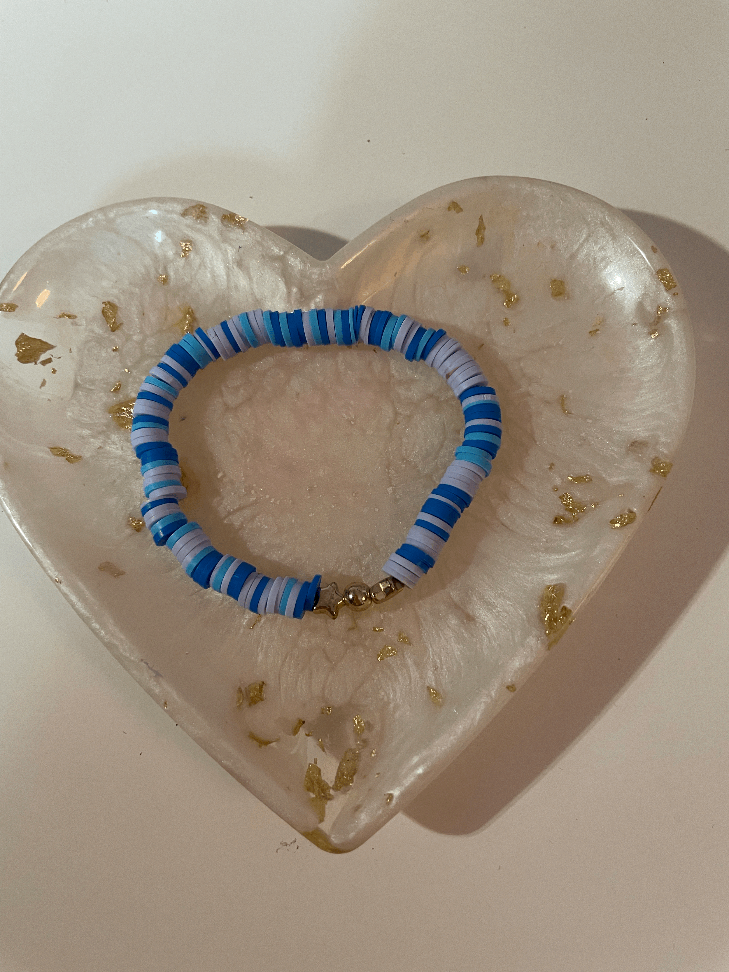 blaues Armband mit gold perlen