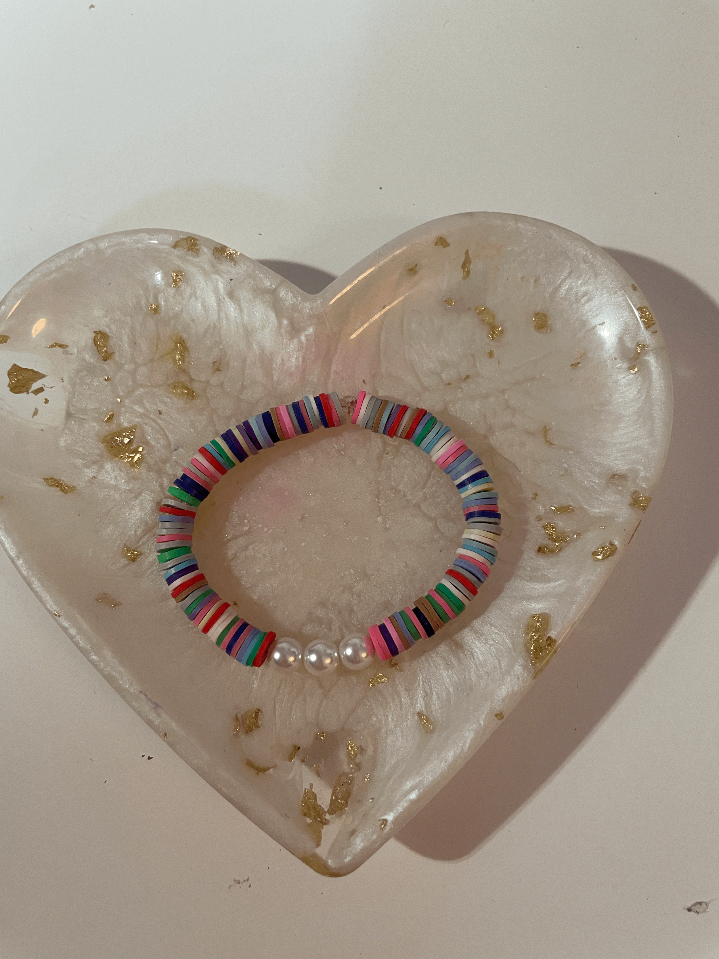 buntes Armband mit Perlen