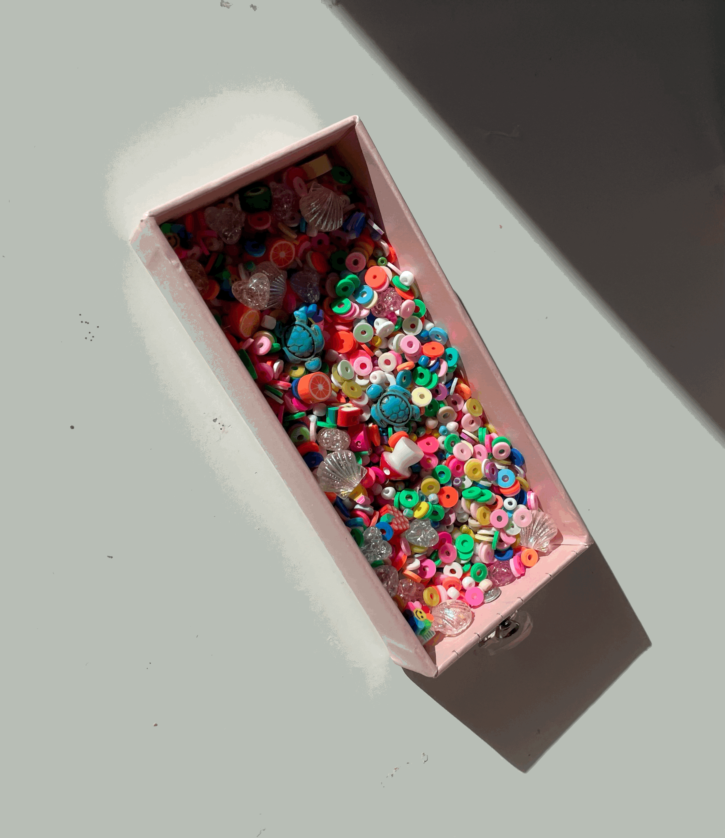 buntes perlen Konfetti mit charms