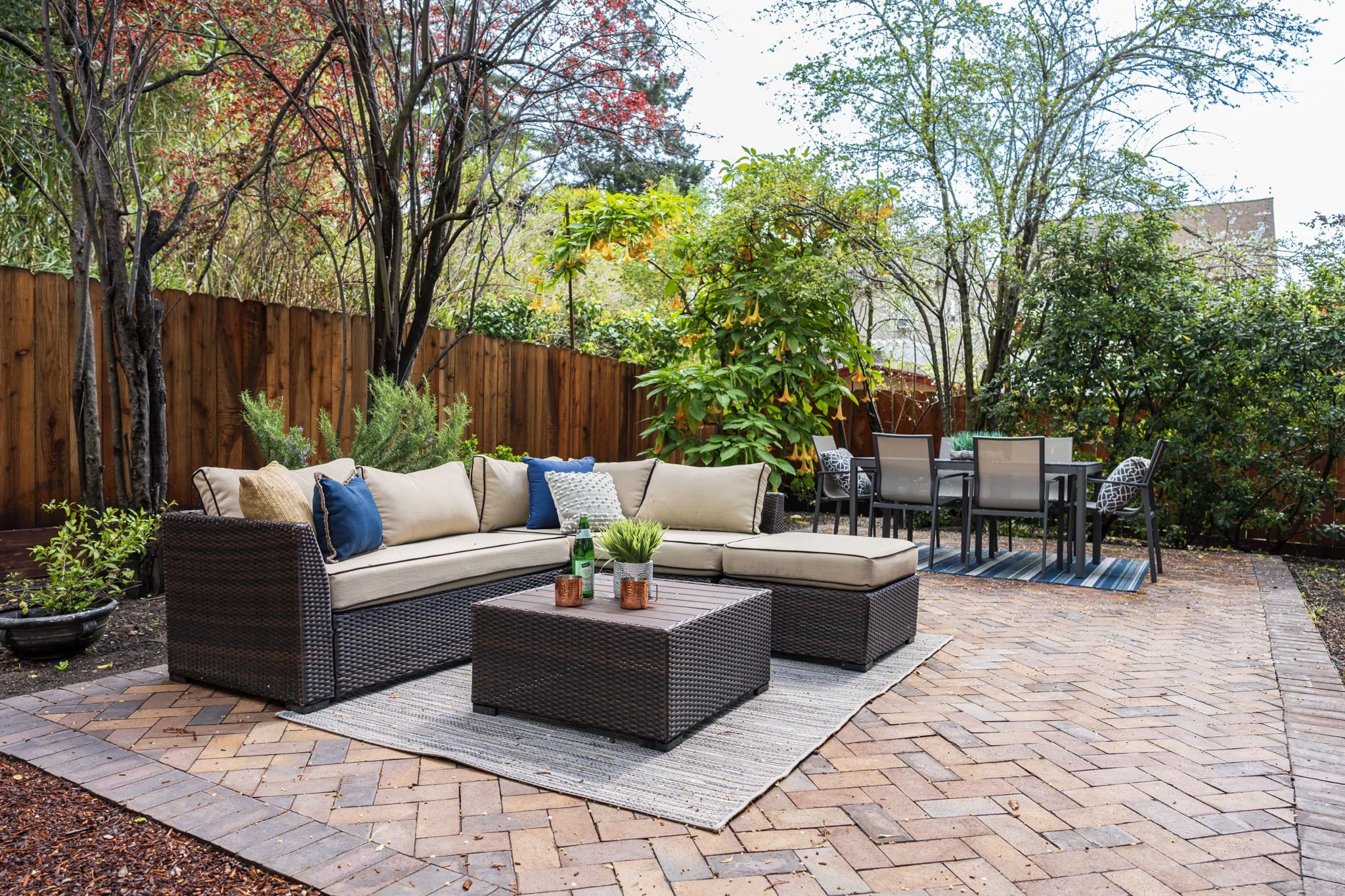 yard seating area.JPG