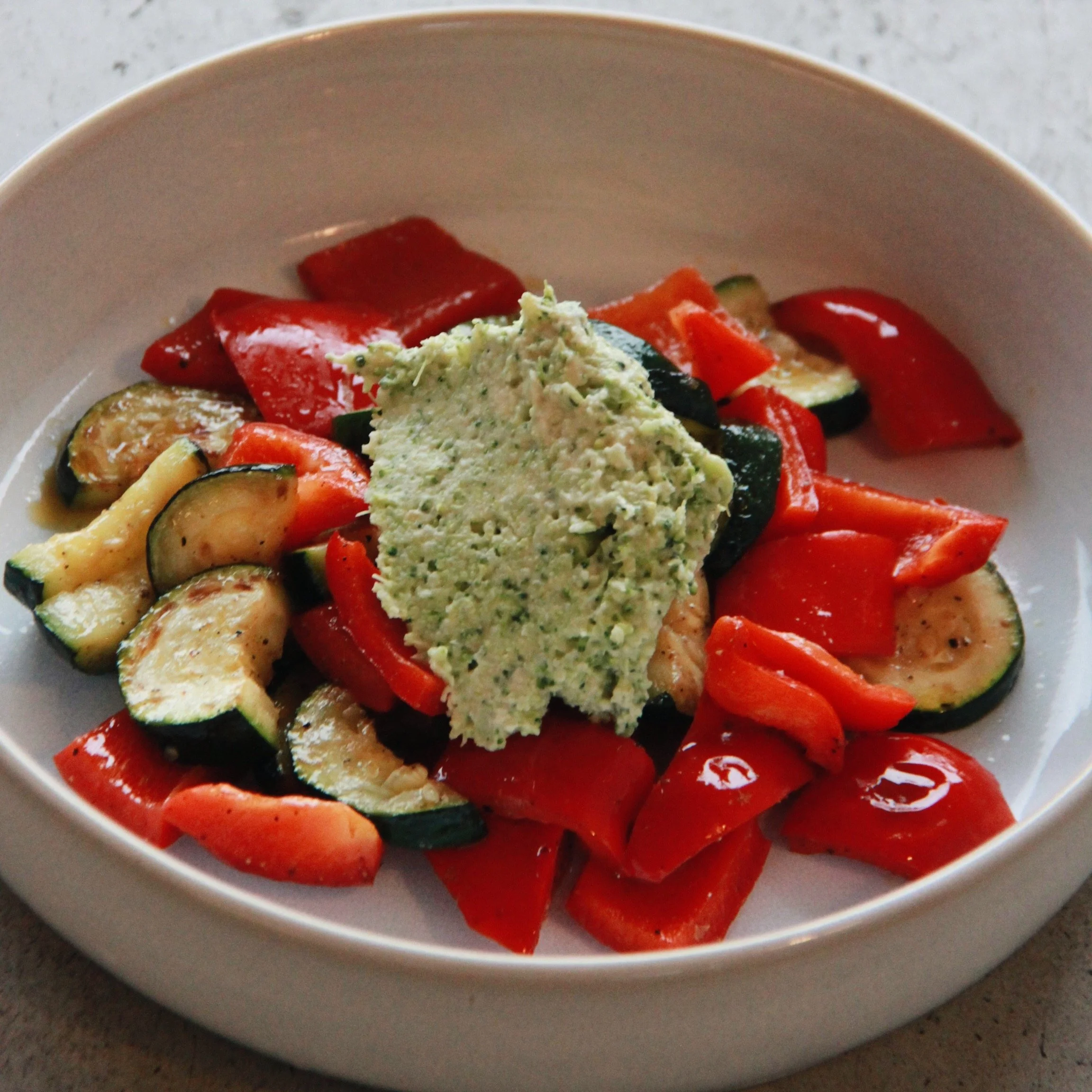 Brokkoli Hummus mit Ofengemüse