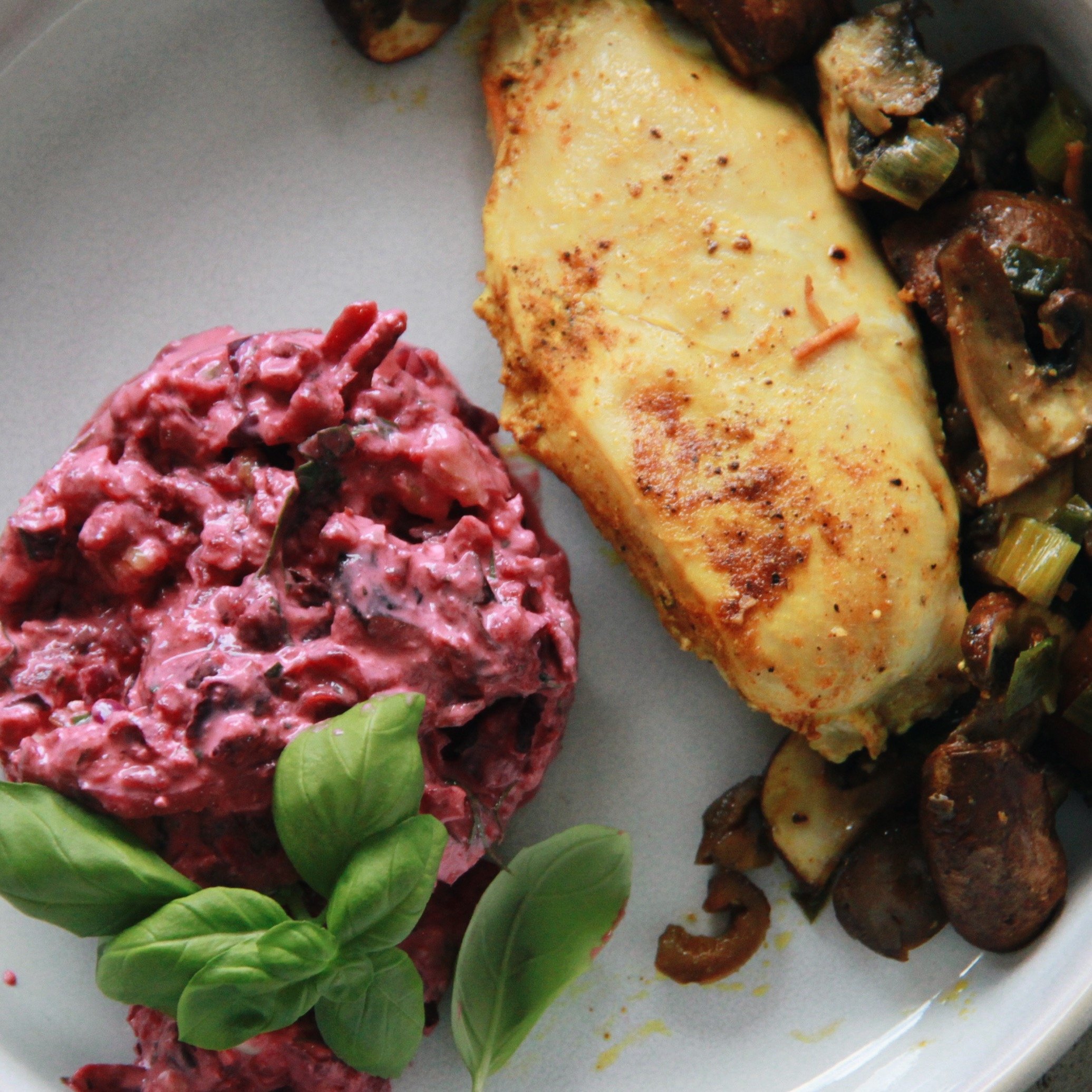 Rote Bete Salat mit Hähnchen &amp; Pfannengemüse