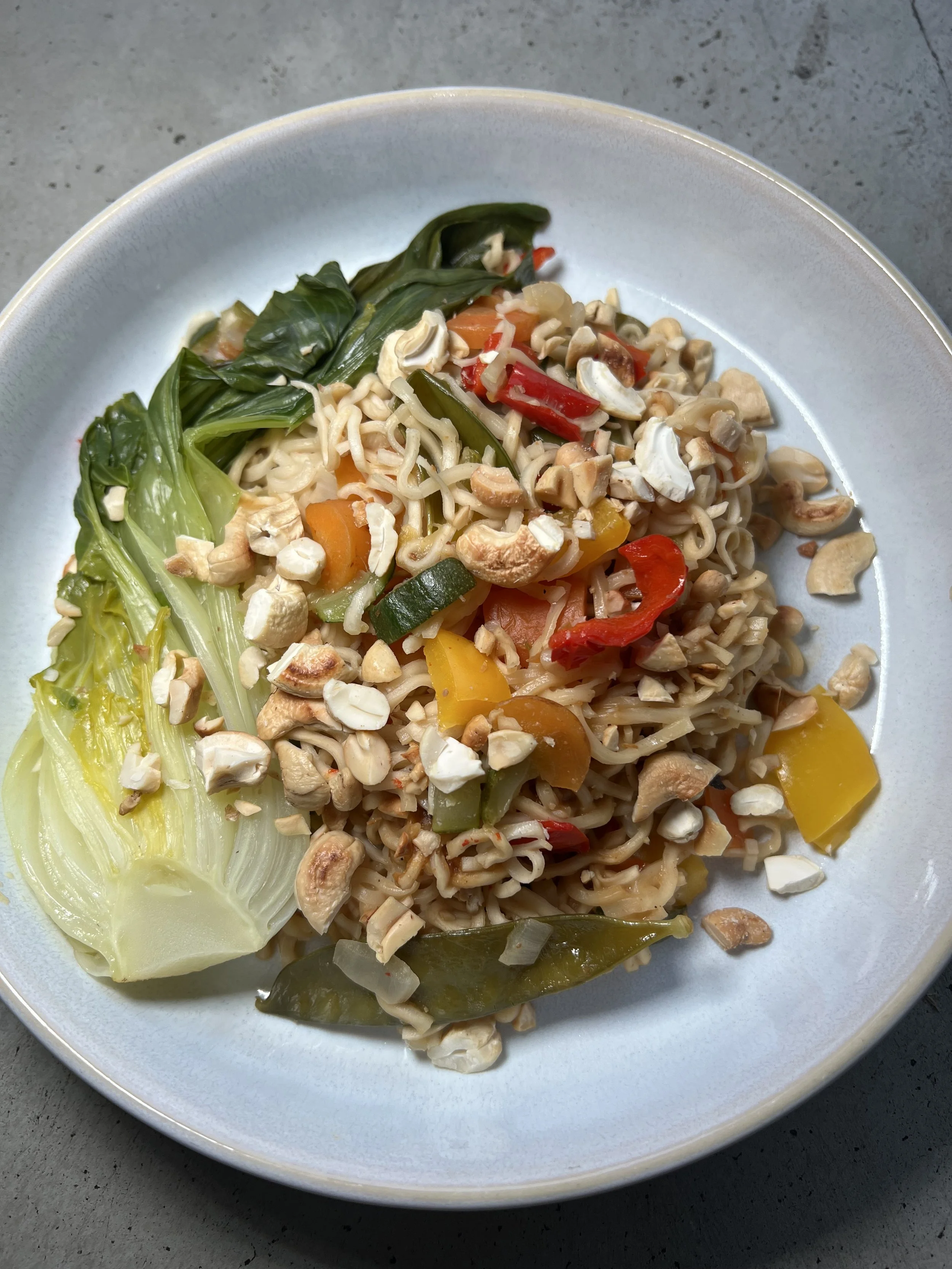 Mi-Nudeln mit Pak Choi und Erdnusssauce