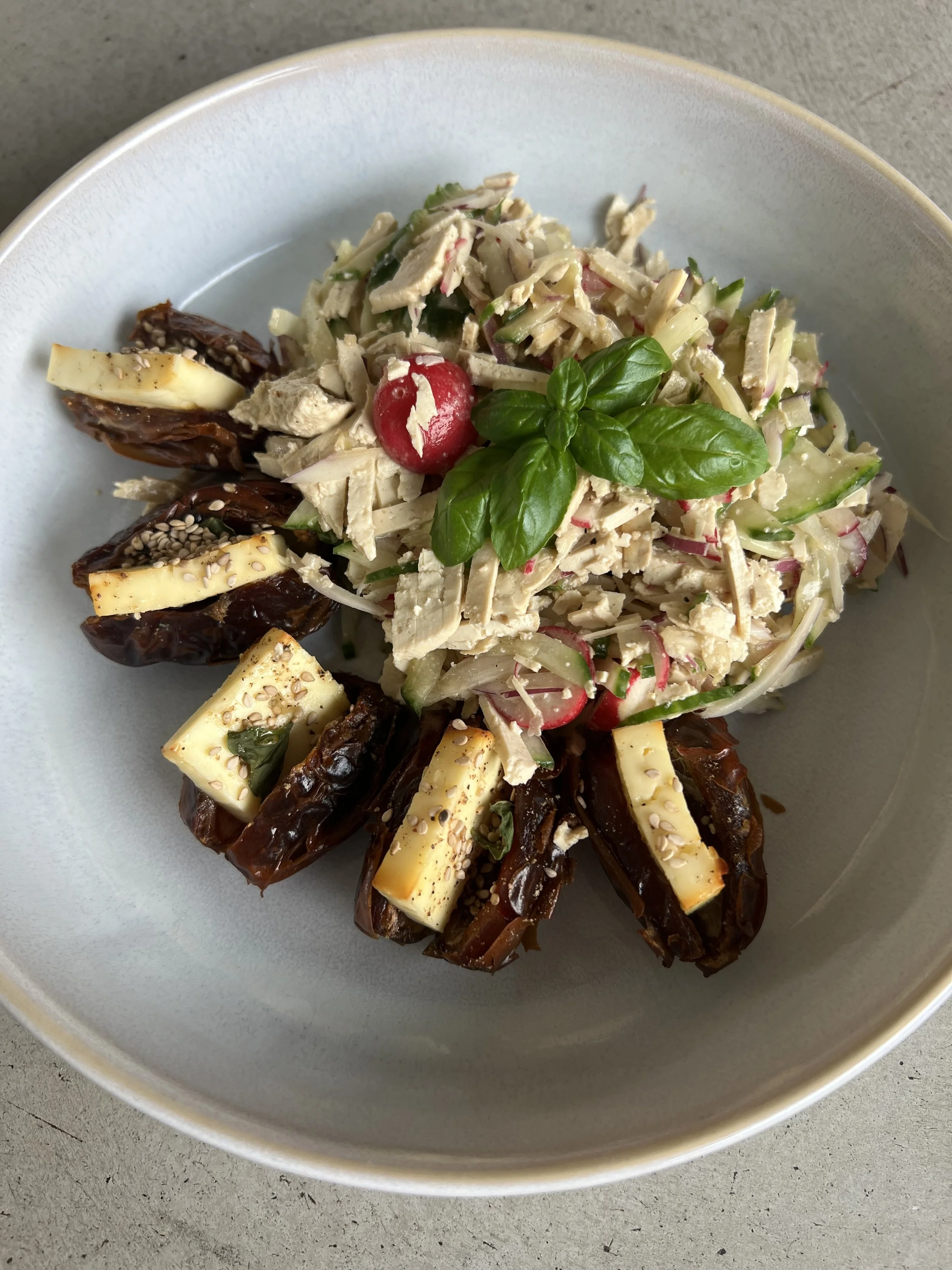 Gebackene Medjool-Datteln mit Feta