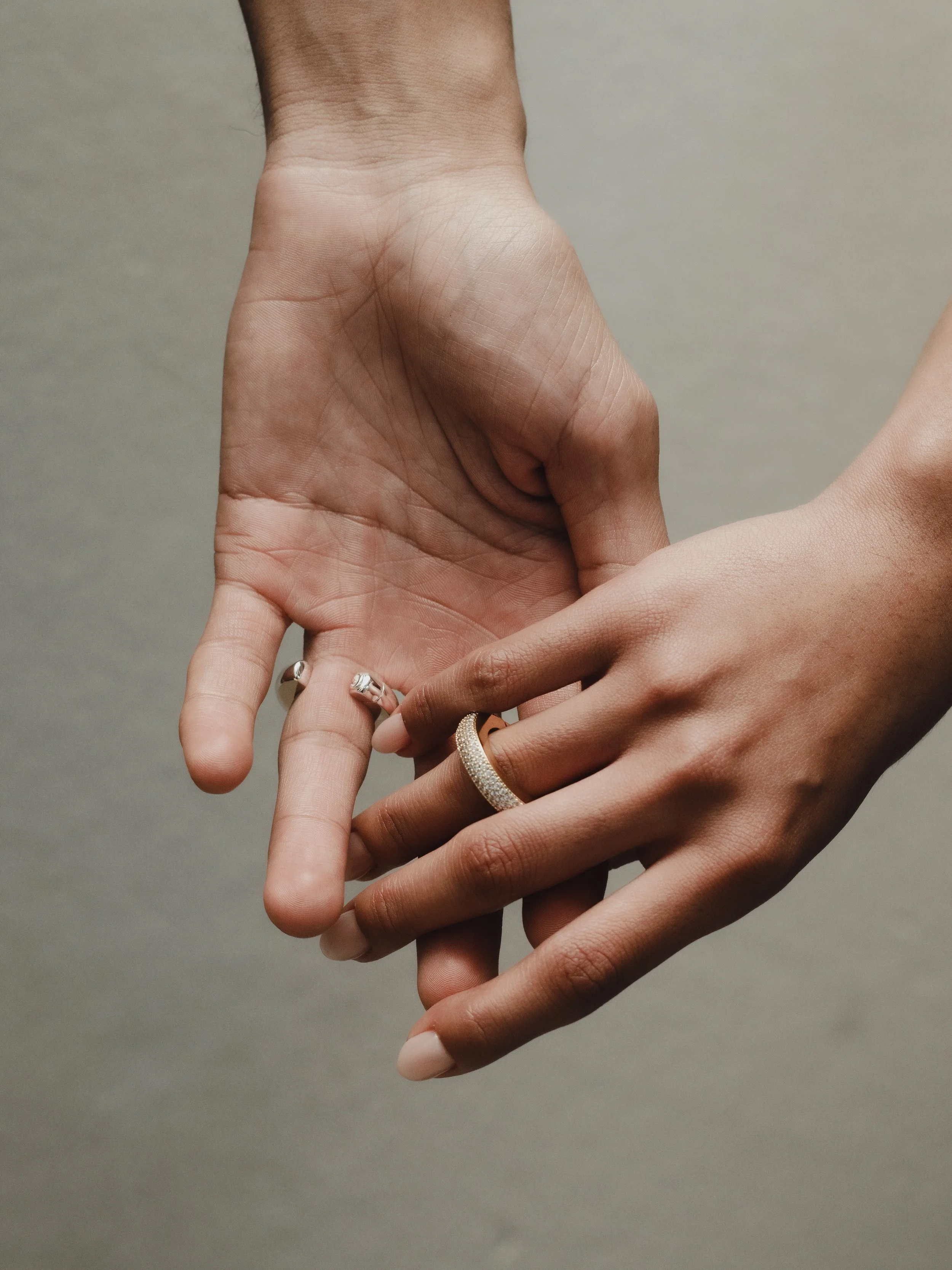 With love,
The circular screw ring / your ergonomic ring.

Once upon a time, a ring began as a gesture.
