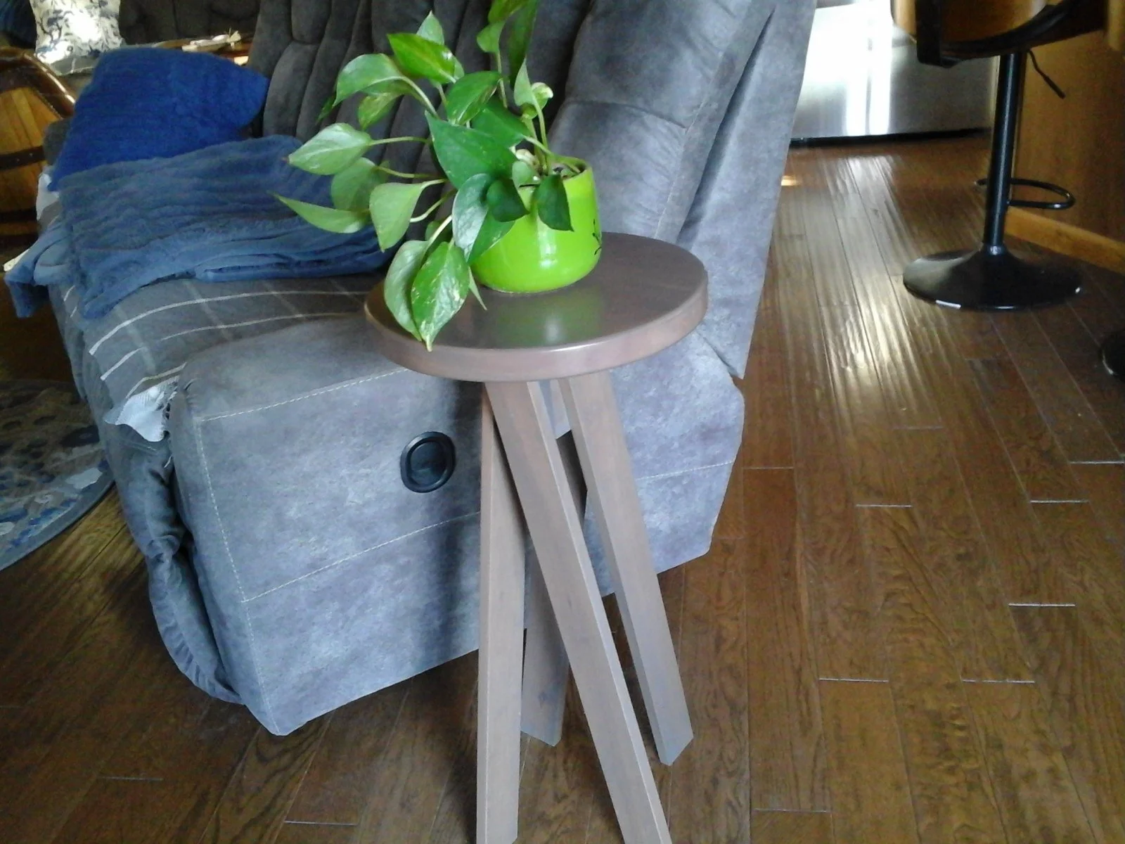 Table # 81 - Round Plant Stand/End Table/Stool