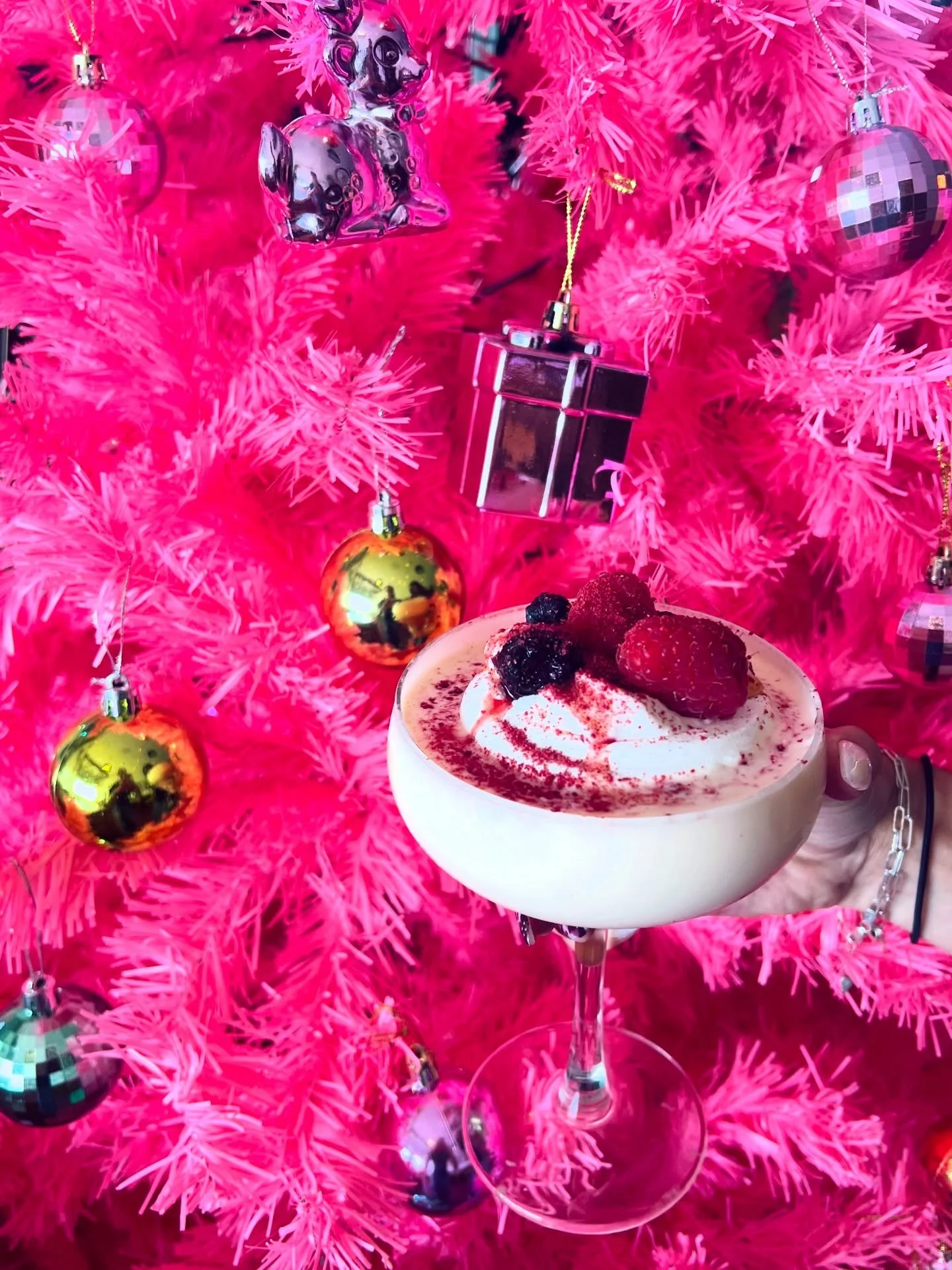 It&rsquo;s not Christmas until someone puts pavlova where it doesn&rsquo;t belong 🎄🍸
Swing on by and give our Pavlova Martini a spin around the Christmas tree 🎄 
A beaut mix of our house made vanilla vodka, passionfruit, white chocolate sauce and 
