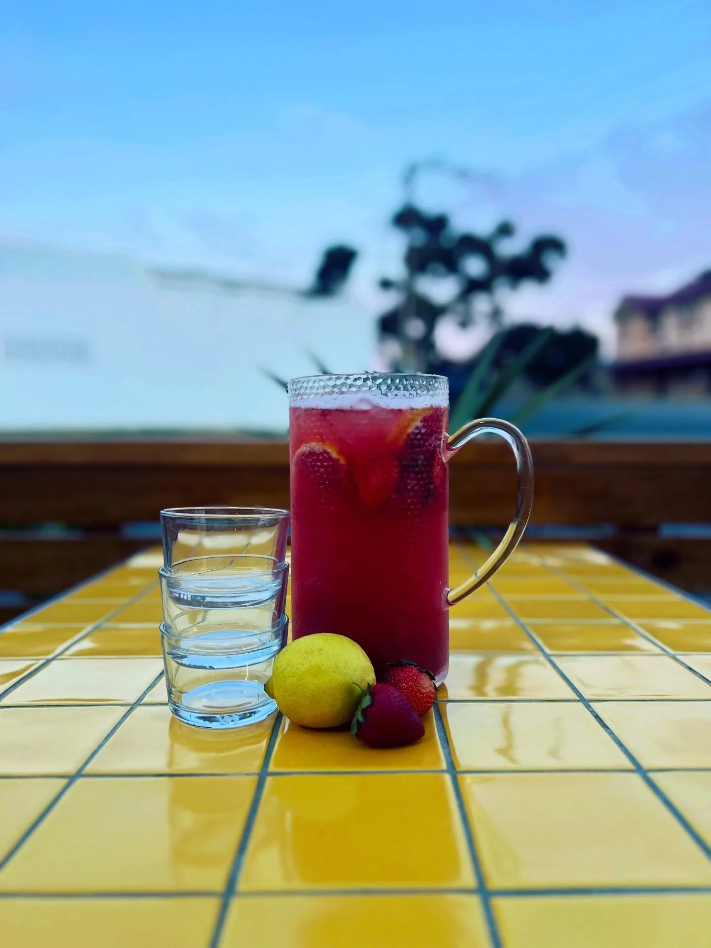 It&rsquo;s Saturday, people, and that means it&rsquo;s WCDC Cocktail Jug Day 🍹
We&rsquo;ve got a strawberry lemonade sensation that screams summer. Big jugs 😉,sunny vibes, and absolutely no bad decisions before the second pour! Walk ins welcome ✌️