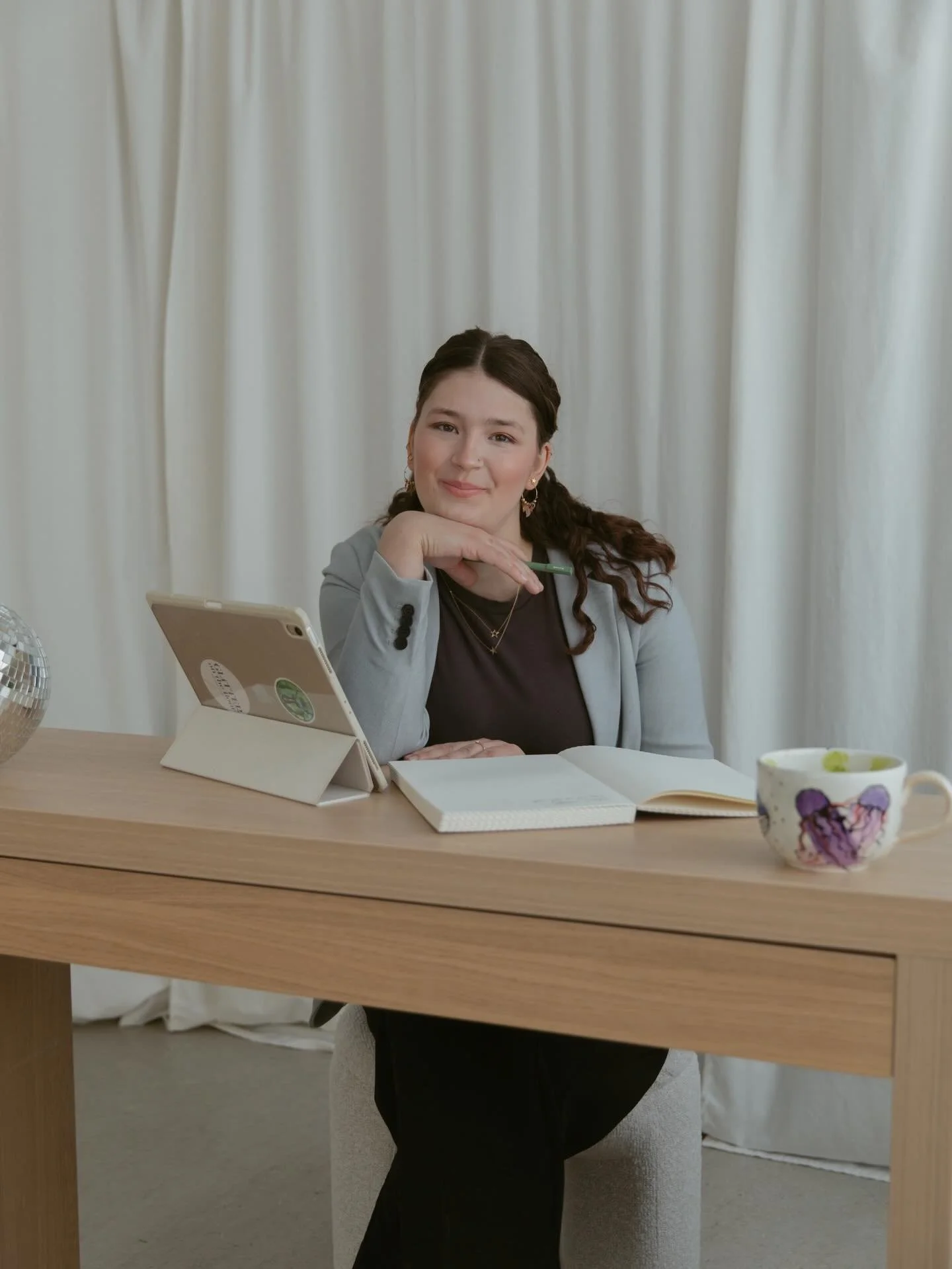 Planning your wedding shouldn&rsquo;t feel overwhelming.

You shouldn&rsquo;t feel like planning your wedding is a full-time job. You should feel supported.

Relaxed. Confident. And even a little bit exciting.

My role isn&rsquo;t just to organize lo