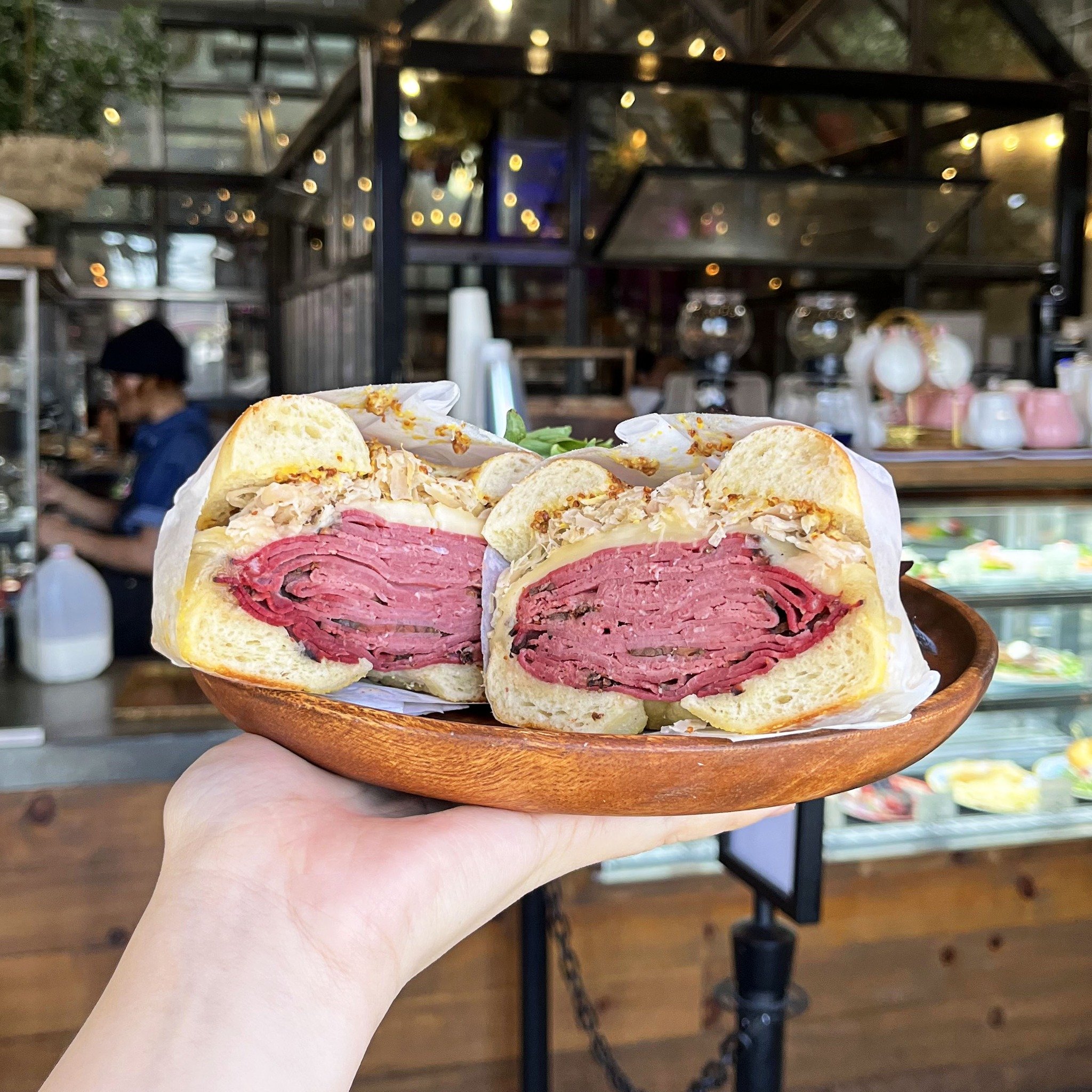 🥯🥪👋Say hello to our Reuben Bagel Sandwich!😘✨The perfect combination of savory pastrami and spicy horseradish that will tantalize your taste buds with every bite!😌❤️✨

👀✨Looking for a different flavor? We got you! A total of FIVE bagel sandwiche