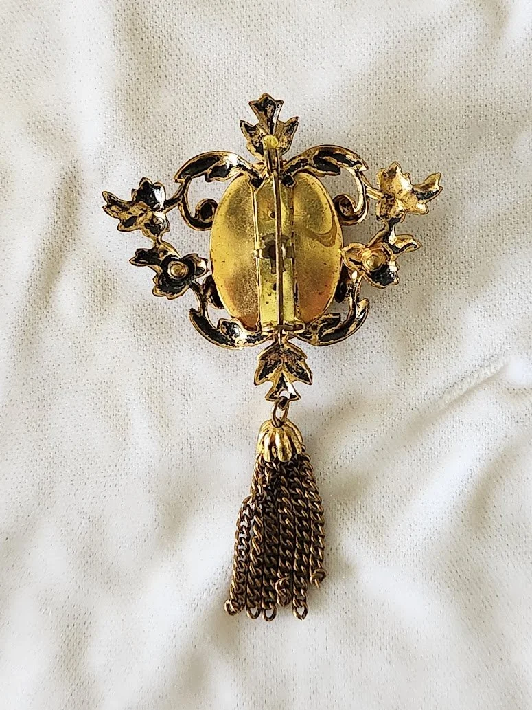 Courting Couple Brooch 4.jpg